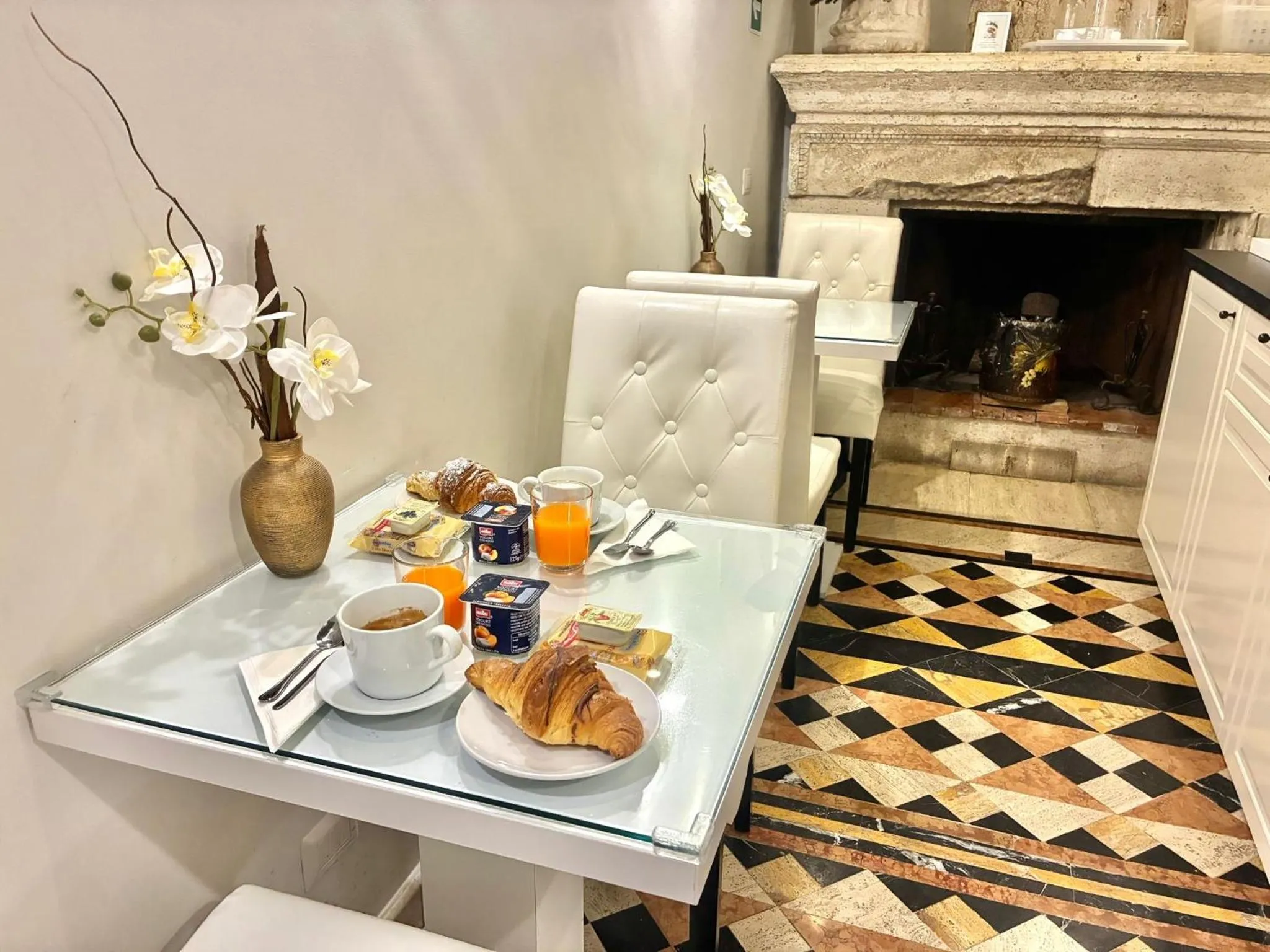 Breakfast in Pantheonview - Luxury Suites