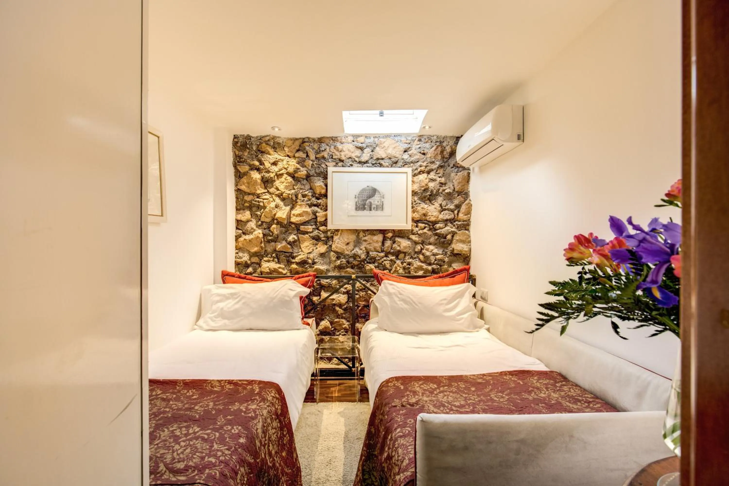 Bed in Pantheonview - Luxury Suites