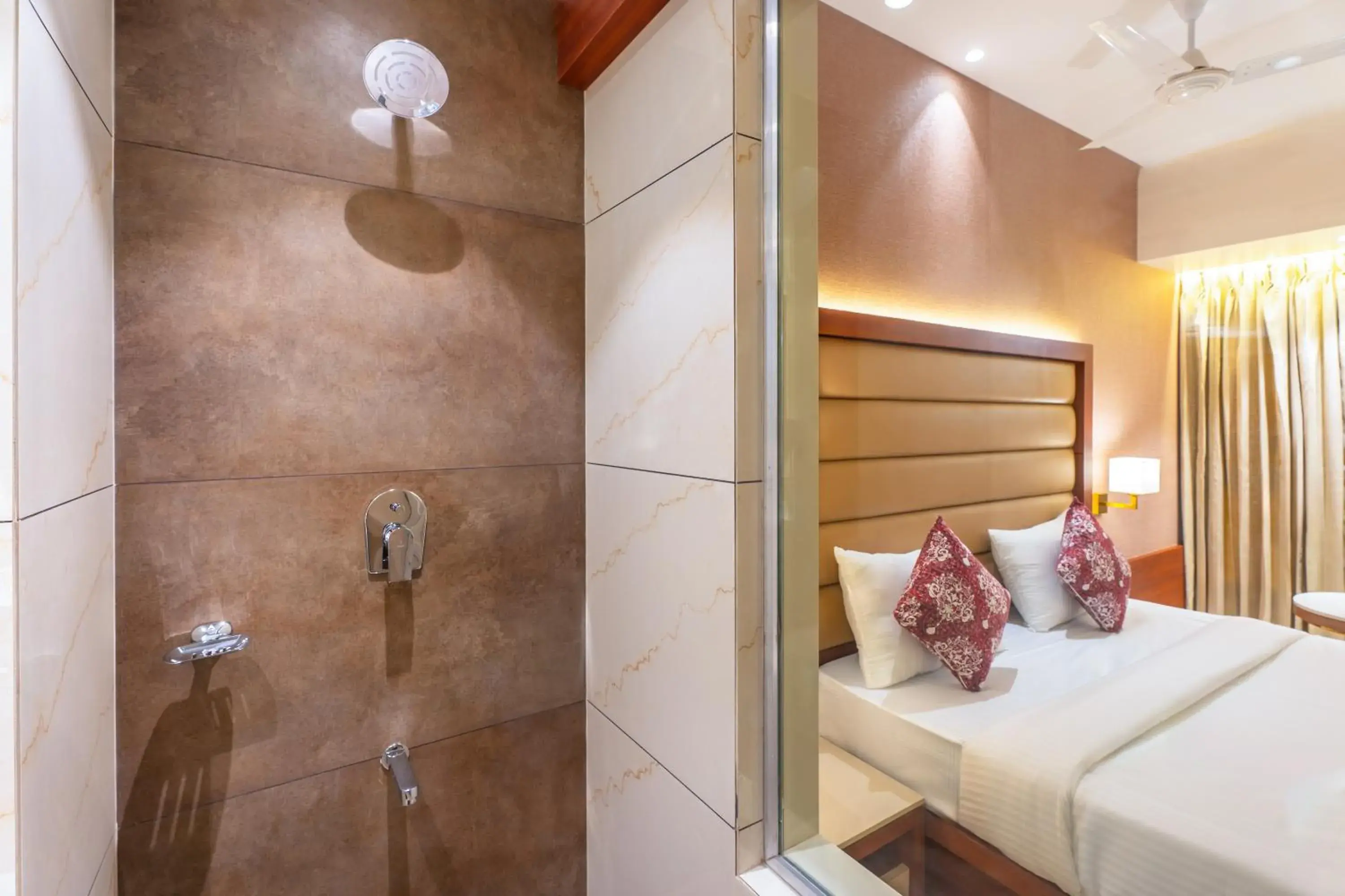 Shower, Bed in Hotel Supreme Comforts - Mumbai Airport Shower, Bed in Hotel Supreme Comforts - Mumbai Airport