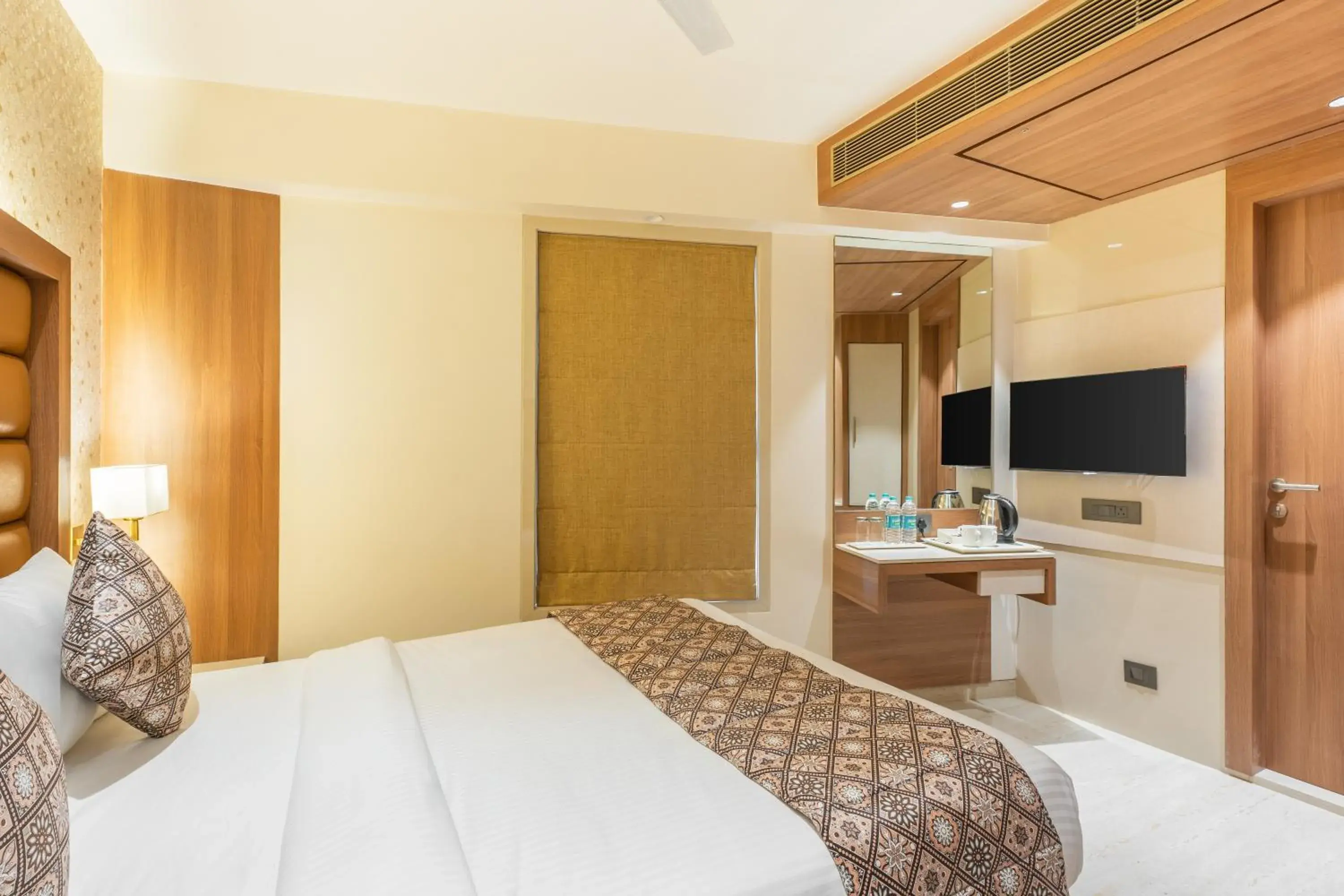 TV and multimedia, Bed in Hotel Supreme Comforts - Mumbai Airport TV and multimedia, Bed in Hotel Supreme Comforts - Mumbai Airport