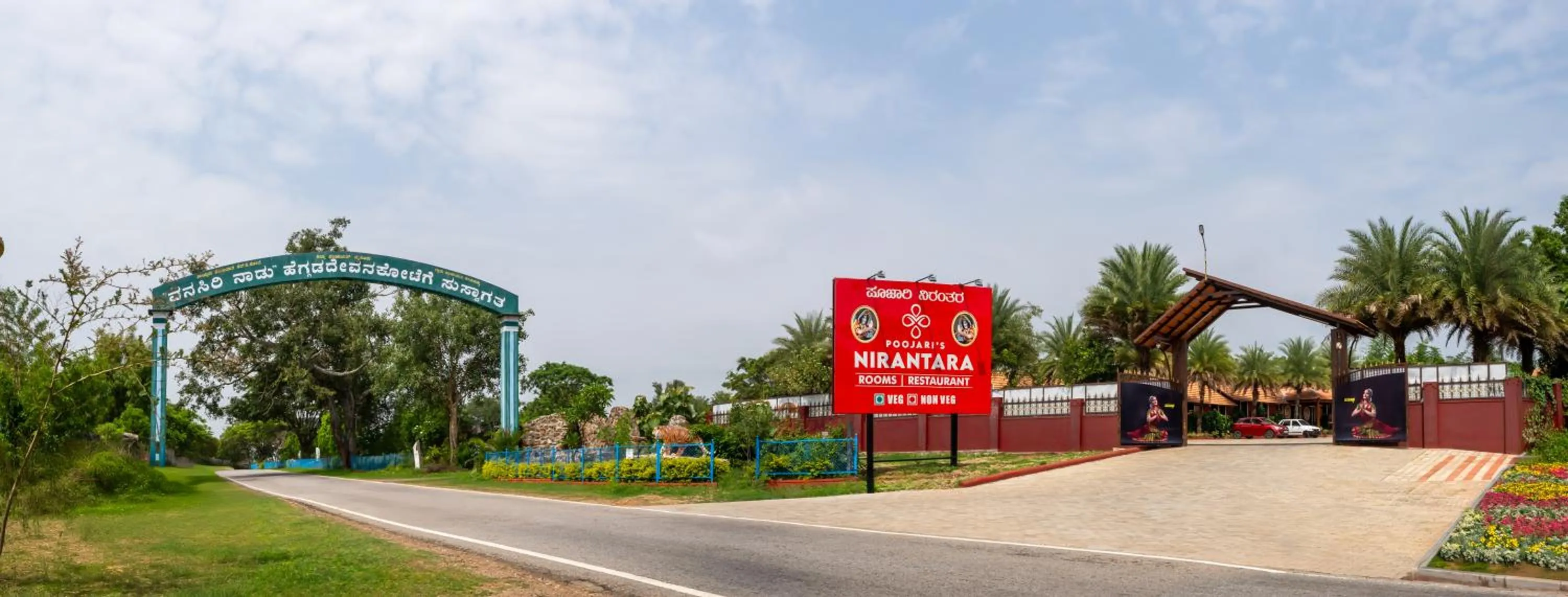 Facade/entrance in Poojaris Nirantara - Mysuru