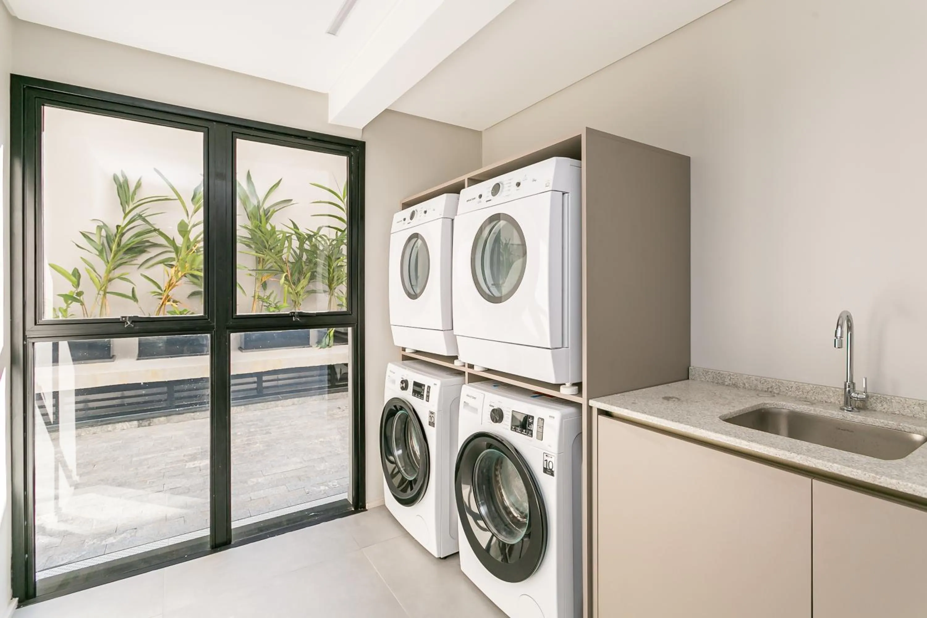 washing machine in Studios Rio Branco by Viva - Prédio moderno, aptos com cama king-size no centro de Floripa