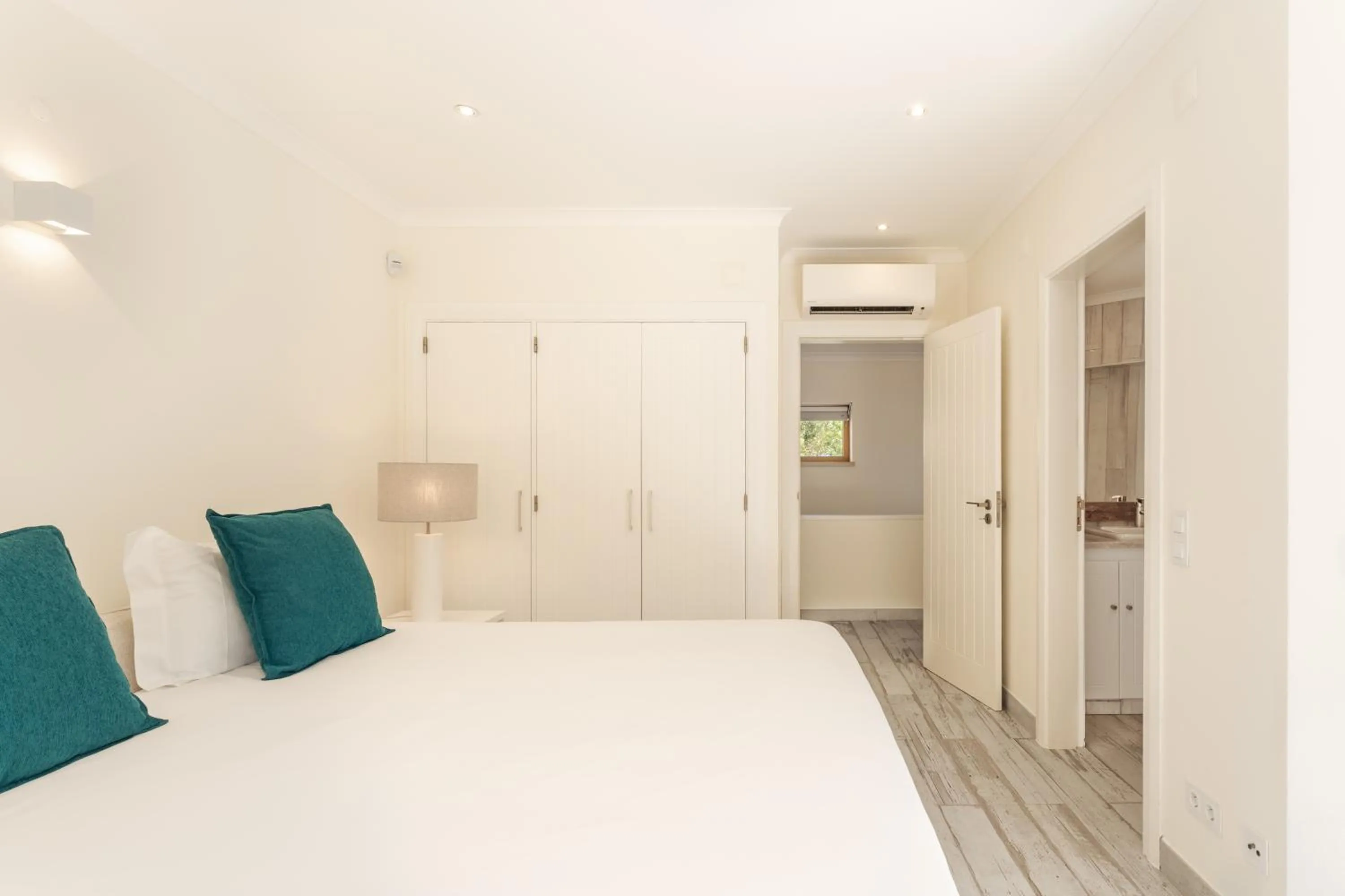 Bedroom, Bed in Casa Pôr do Sal - Boutique Guesthouse with Heated Pool & Sea Views