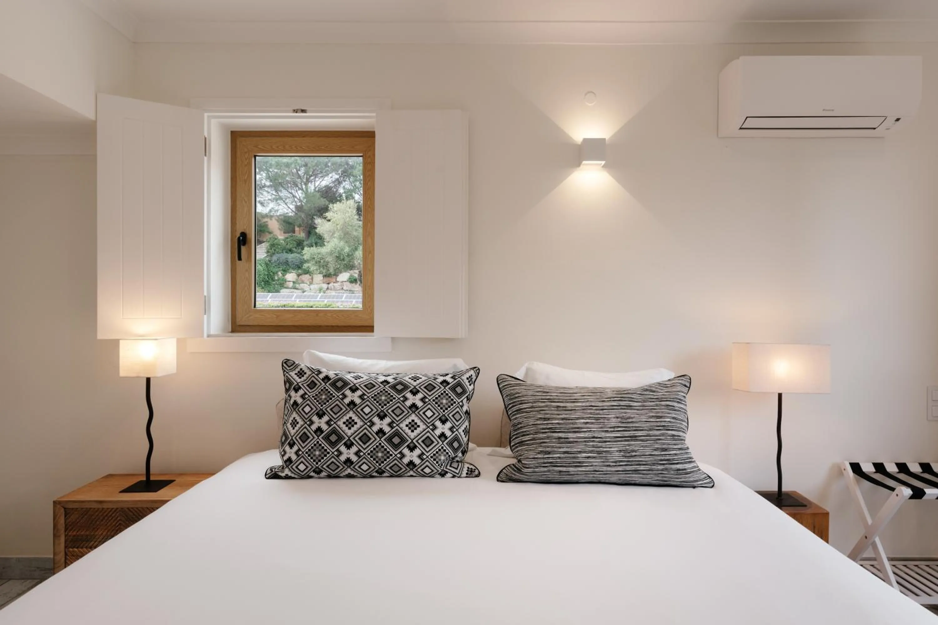 Bedroom, Bed in Casa Pôr do Sal - Boutique Guesthouse with Heated Pool & Sea Views