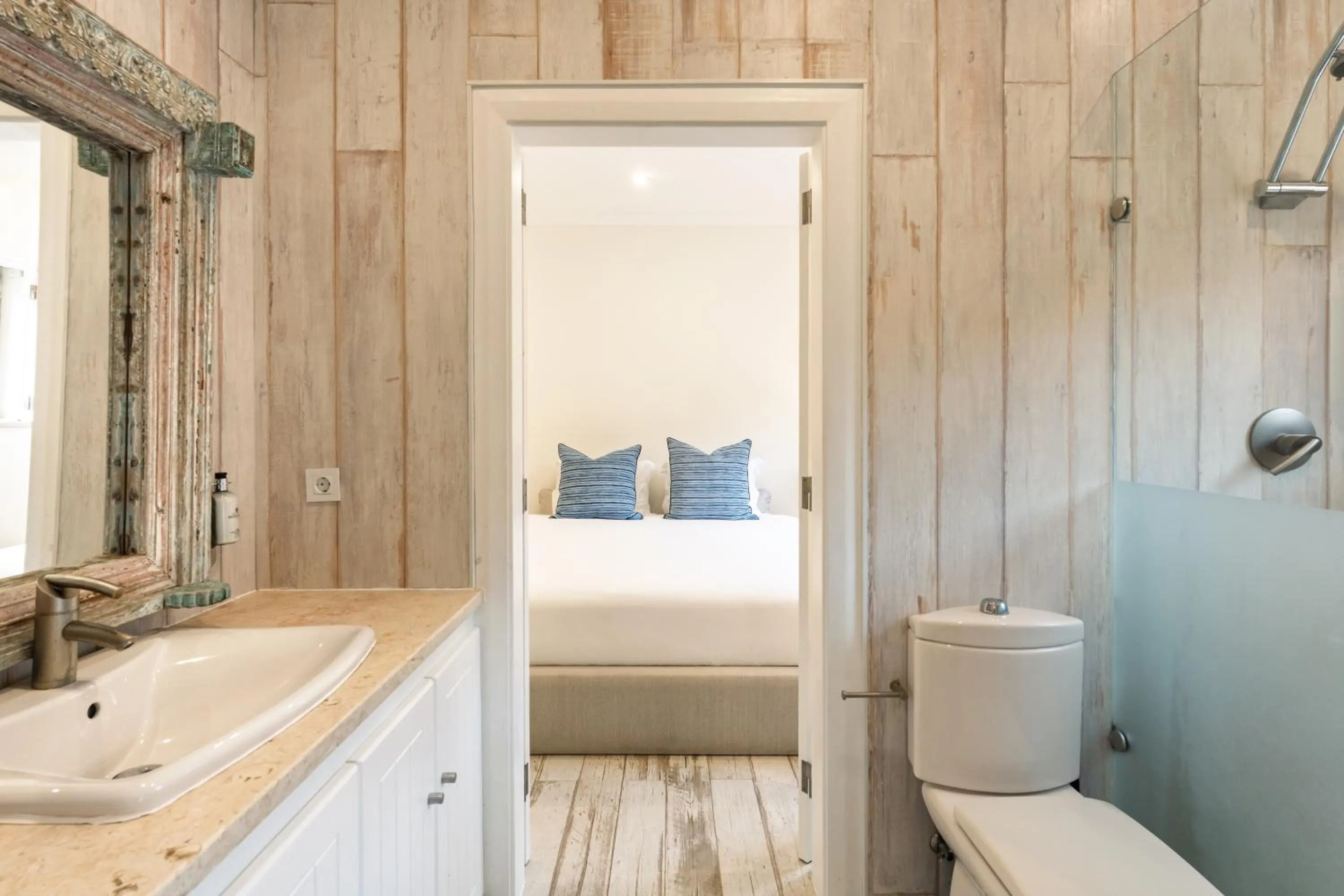 Bathroom, Bed in Casa Pôr do Sal - Boutique Guesthouse with Heated Pool & Sea Views