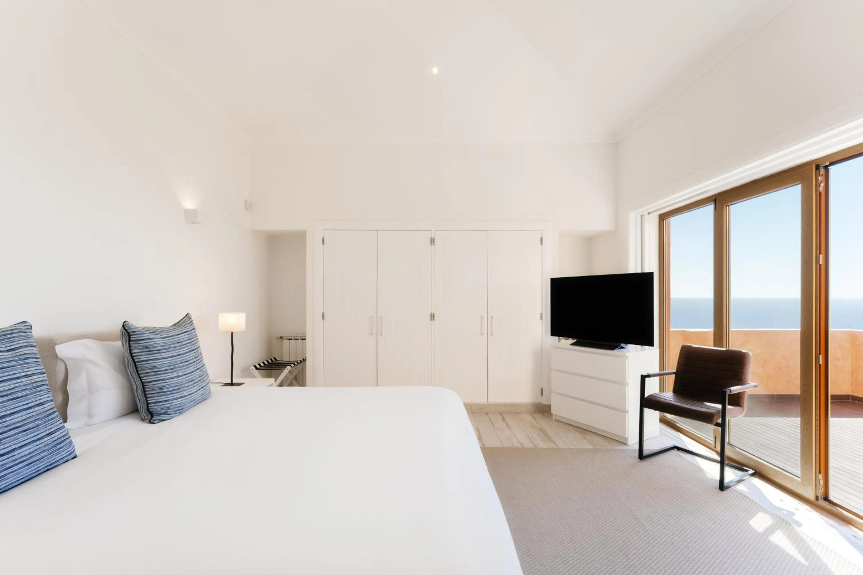 Bedroom, Bed in Casa Pôr do Sal - Boutique Guesthouse with Heated Pool & Sea Views