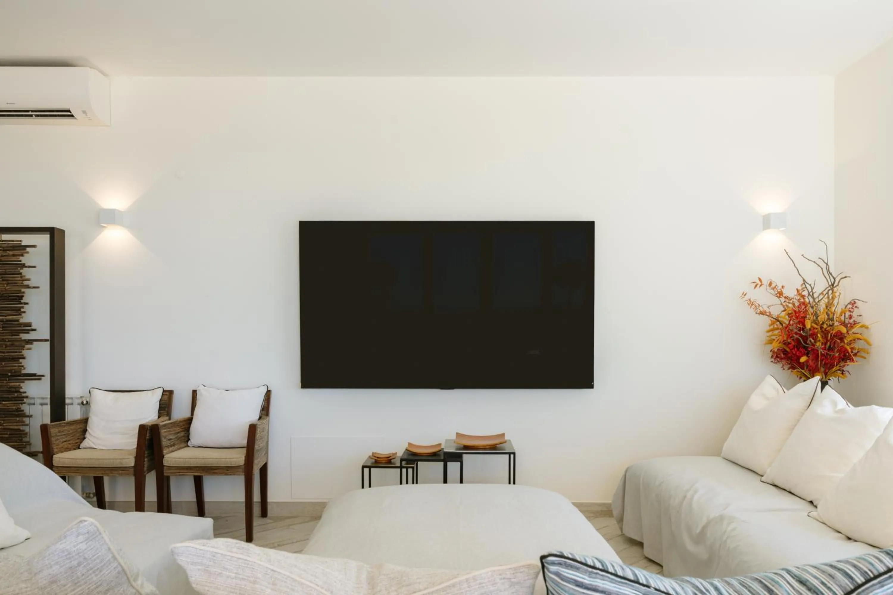 Communal lounge/ TV room in Casa Pôr do Sal - Boutique Guesthouse with Heated Pool & Sea Views