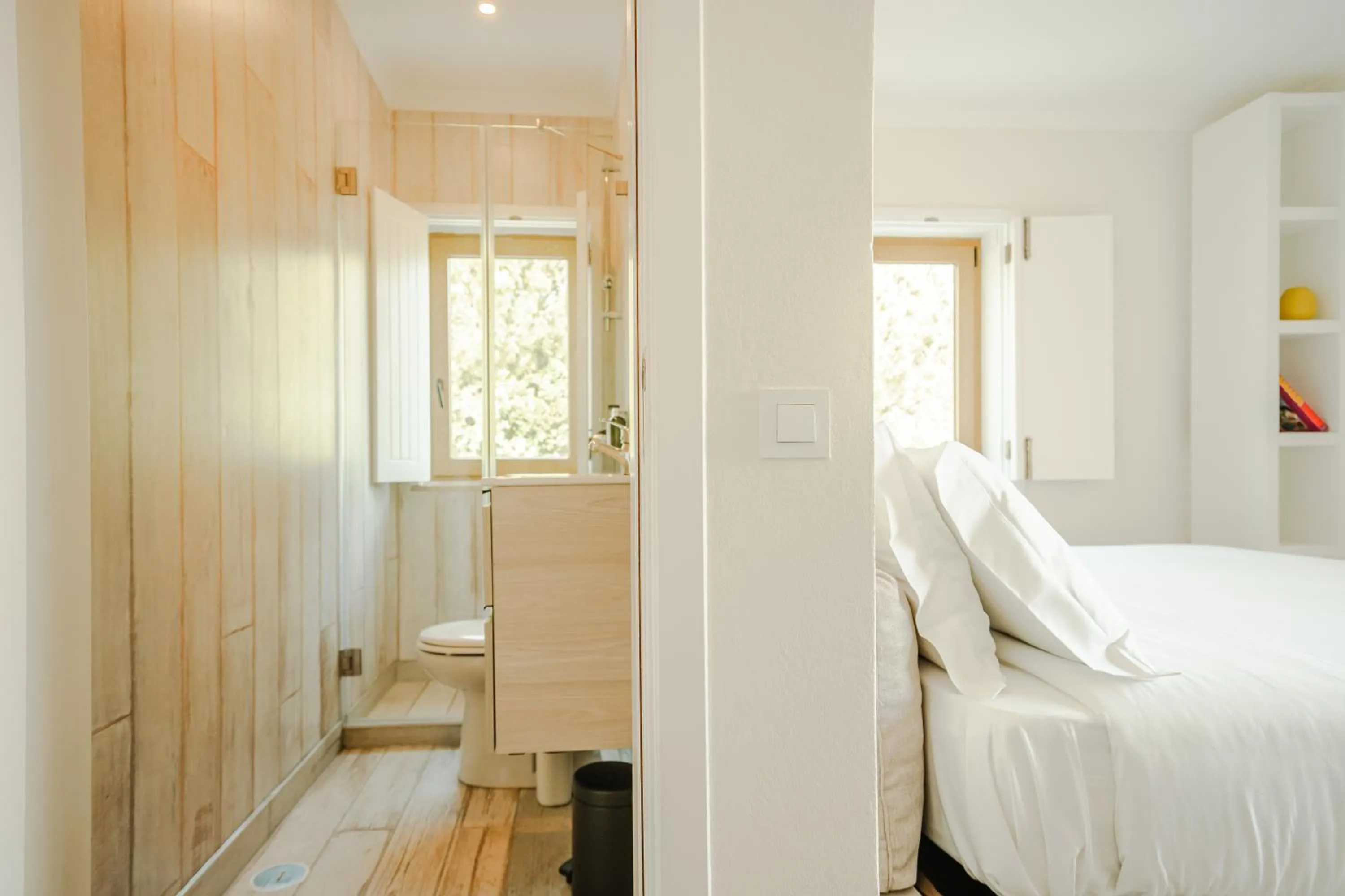 Toilet, Bed in Casa Pôr do Sal - Boutique Guesthouse with Heated Pool & Sea Views