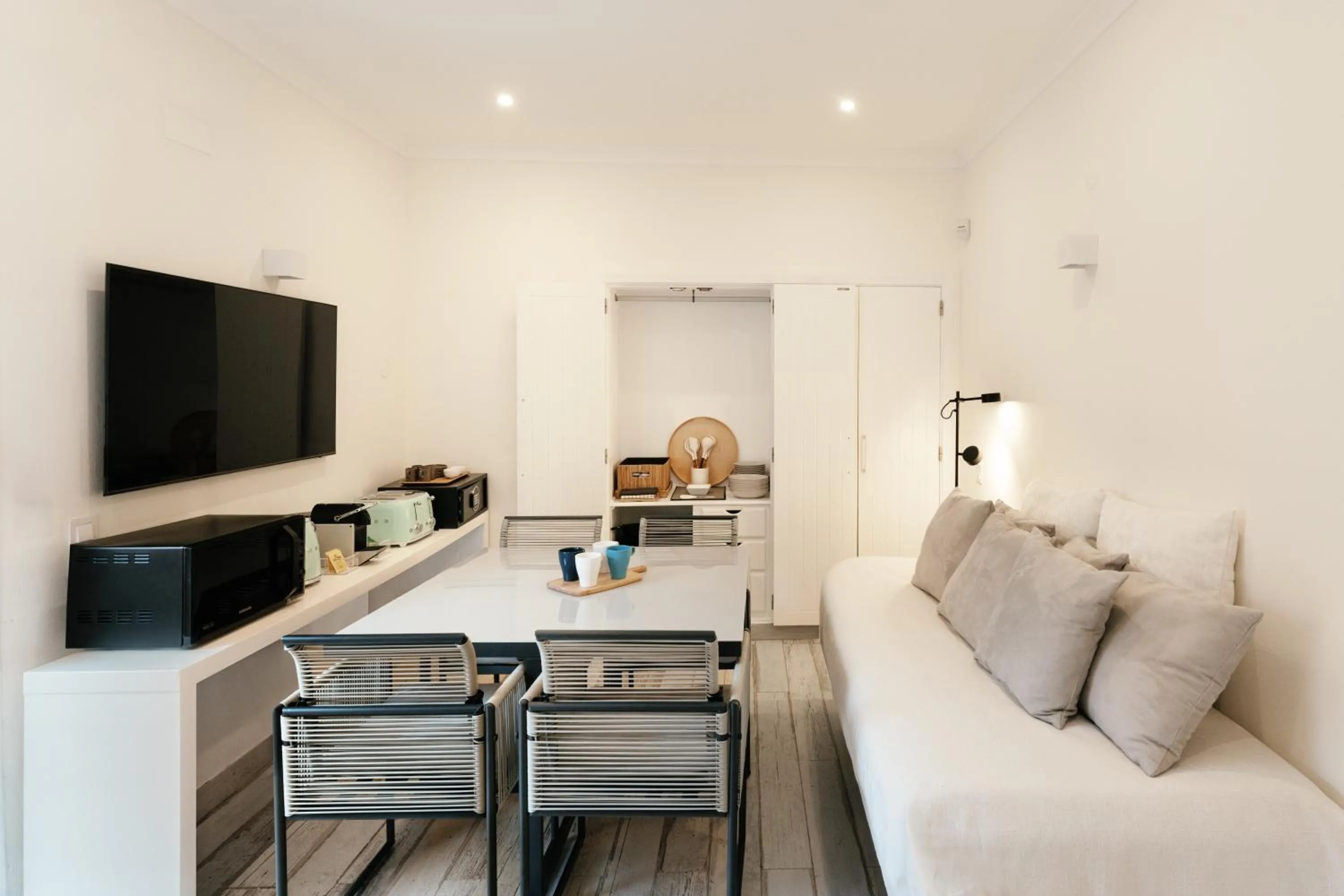 TV and multimedia in Casa Pôr do Sal - Boutique Guesthouse with Heated Pool & Sea Views