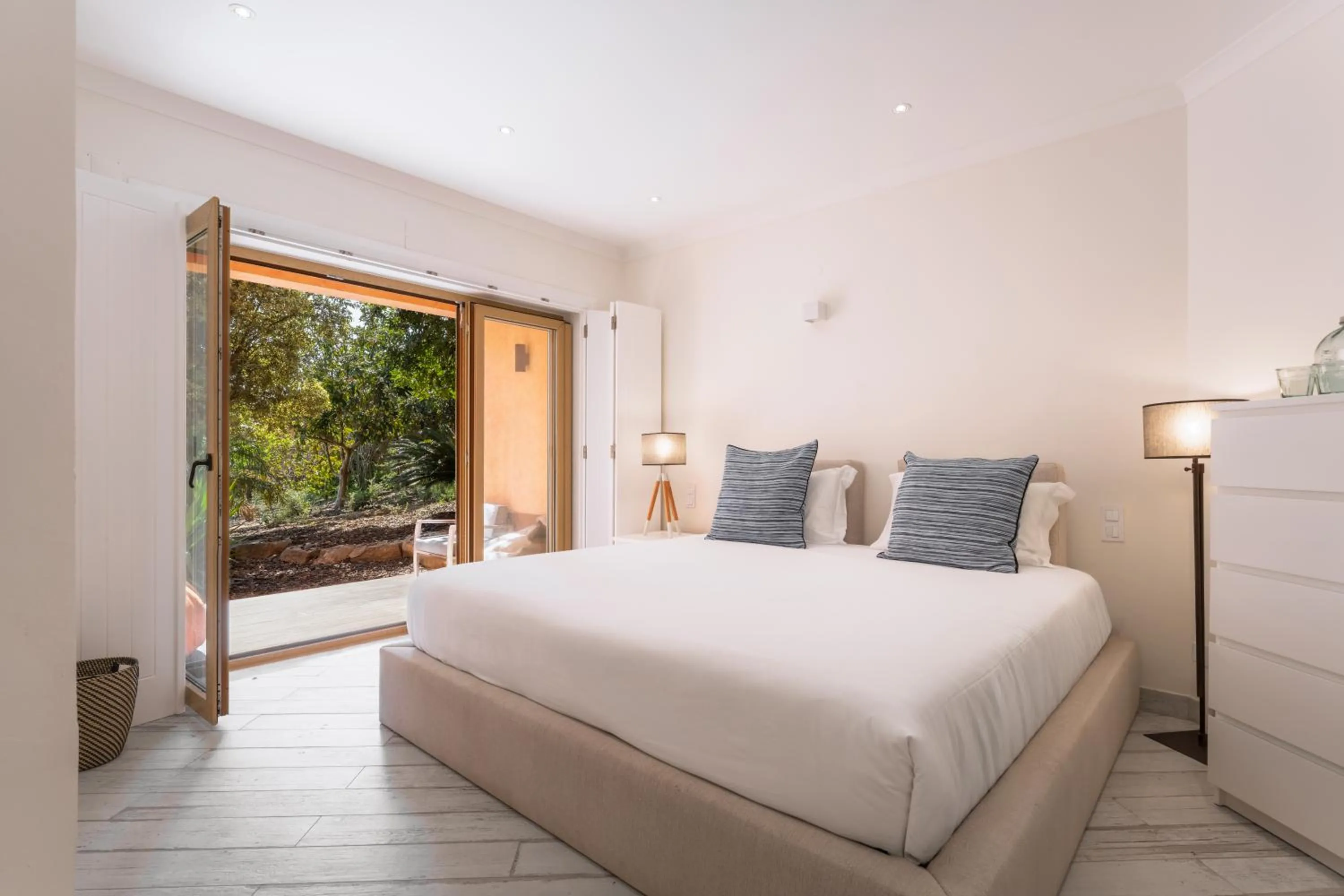 Bedroom, Bed in Casa Pôr do Sal - Boutique Guesthouse with Heated Pool & Sea Views