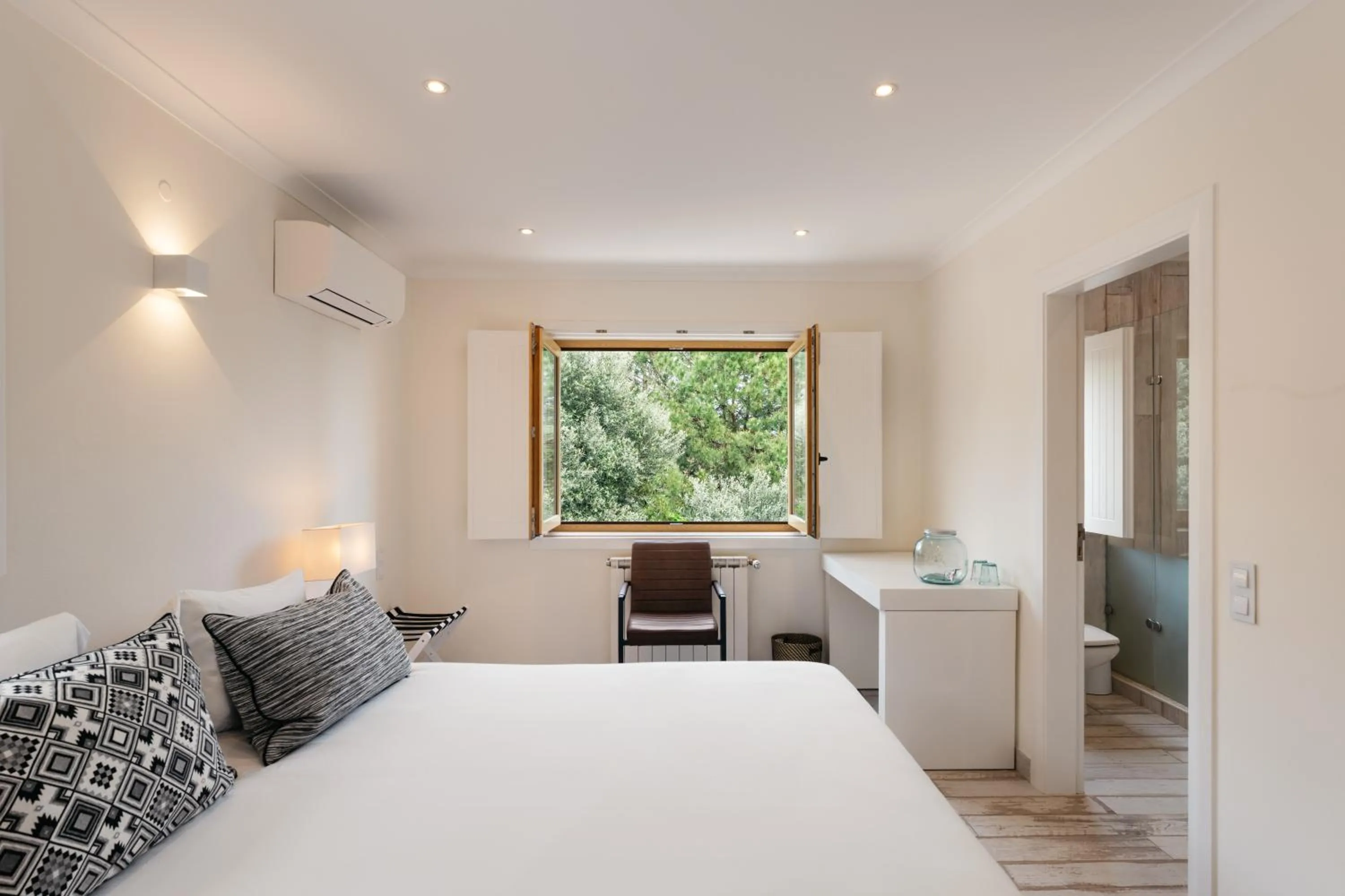 Bedroom, Bed in Casa Pôr do Sal - Boutique Guesthouse with Heated Pool & Sea Views