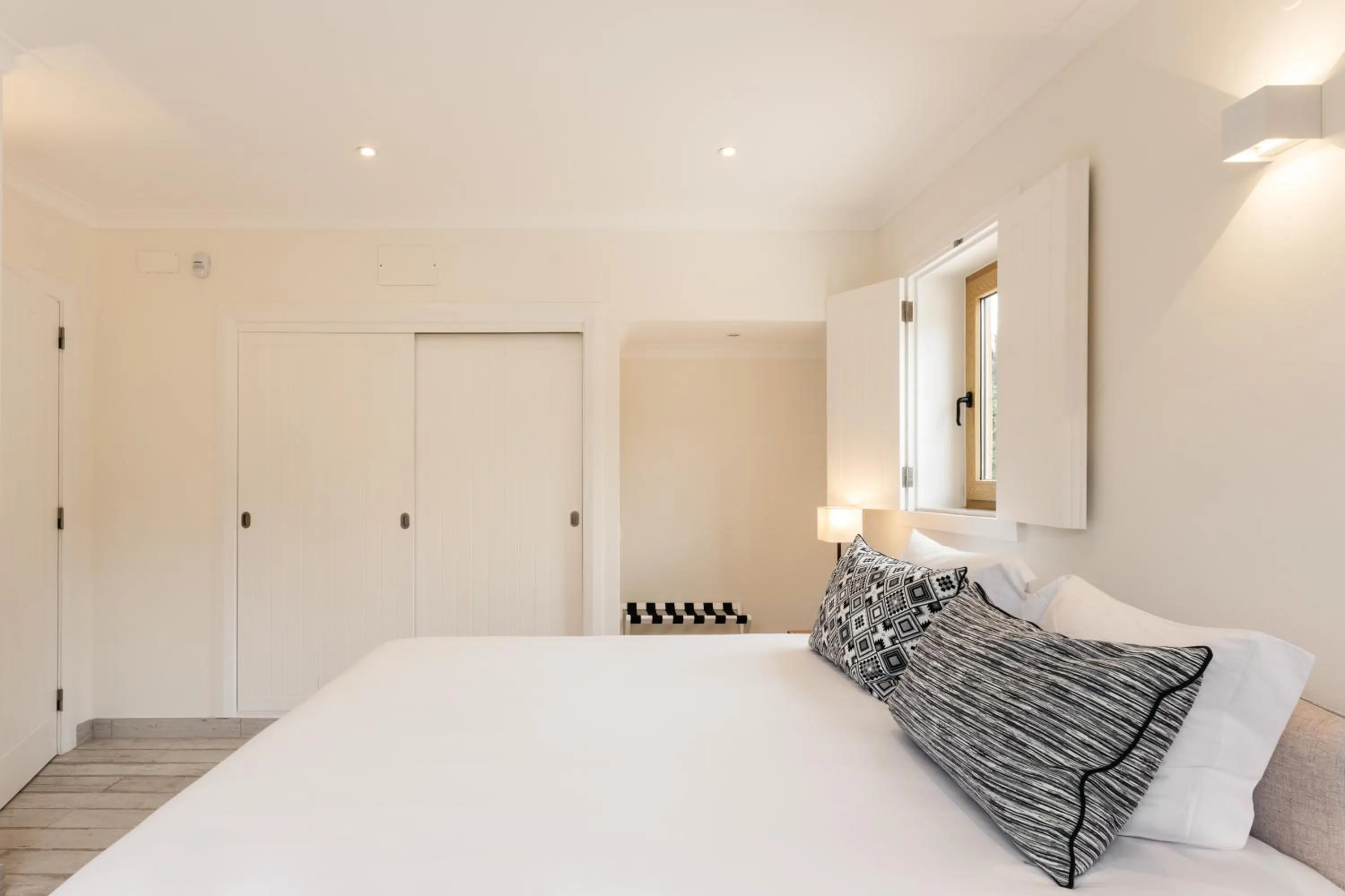 Bedroom, Bed in Casa Pôr do Sal - Boutique Guesthouse with Heated Pool & Sea Views