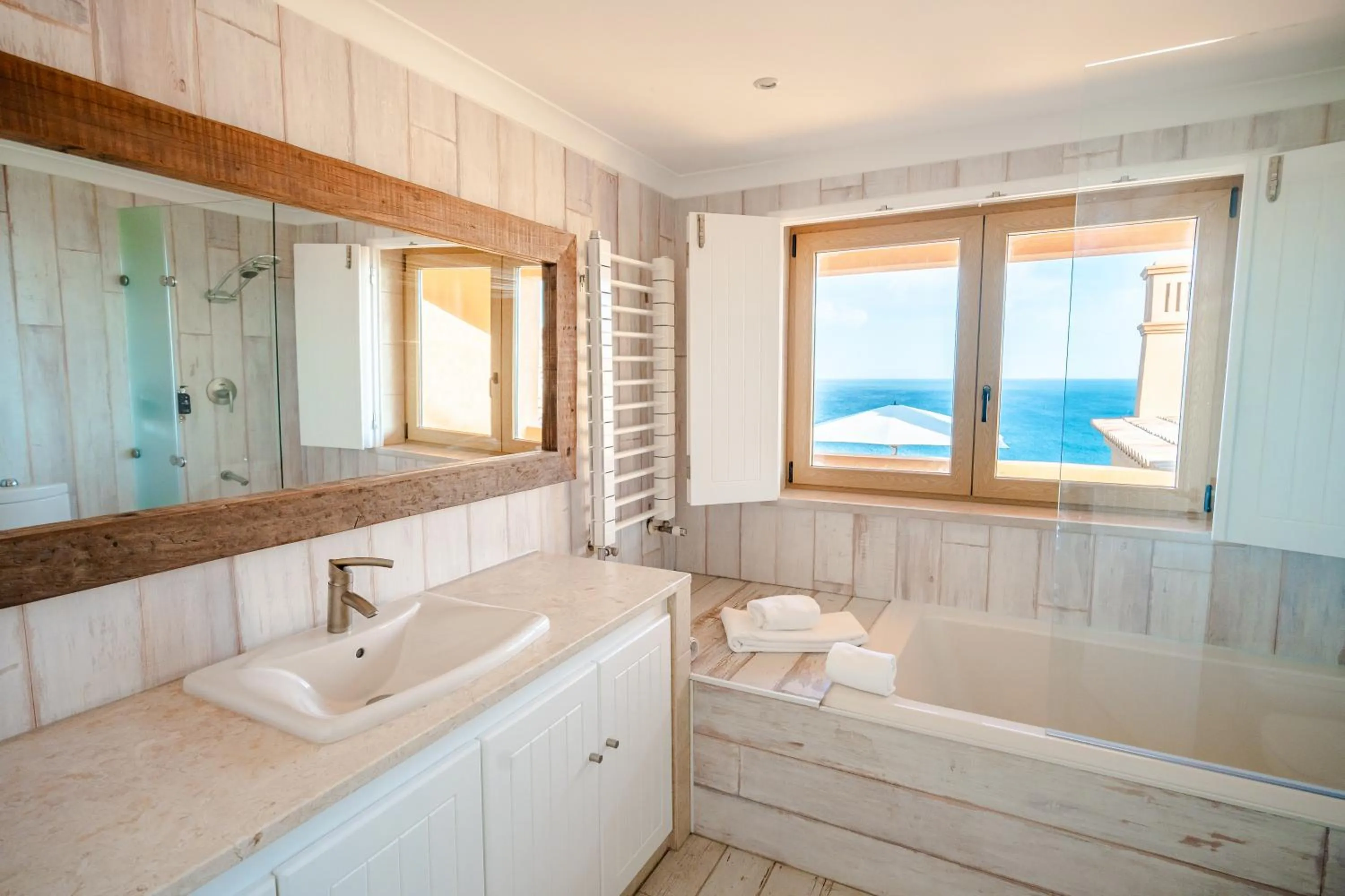 Bathroom in Casa Pôr do Sal - Boutique Guesthouse with Heated Pool & Sea Views