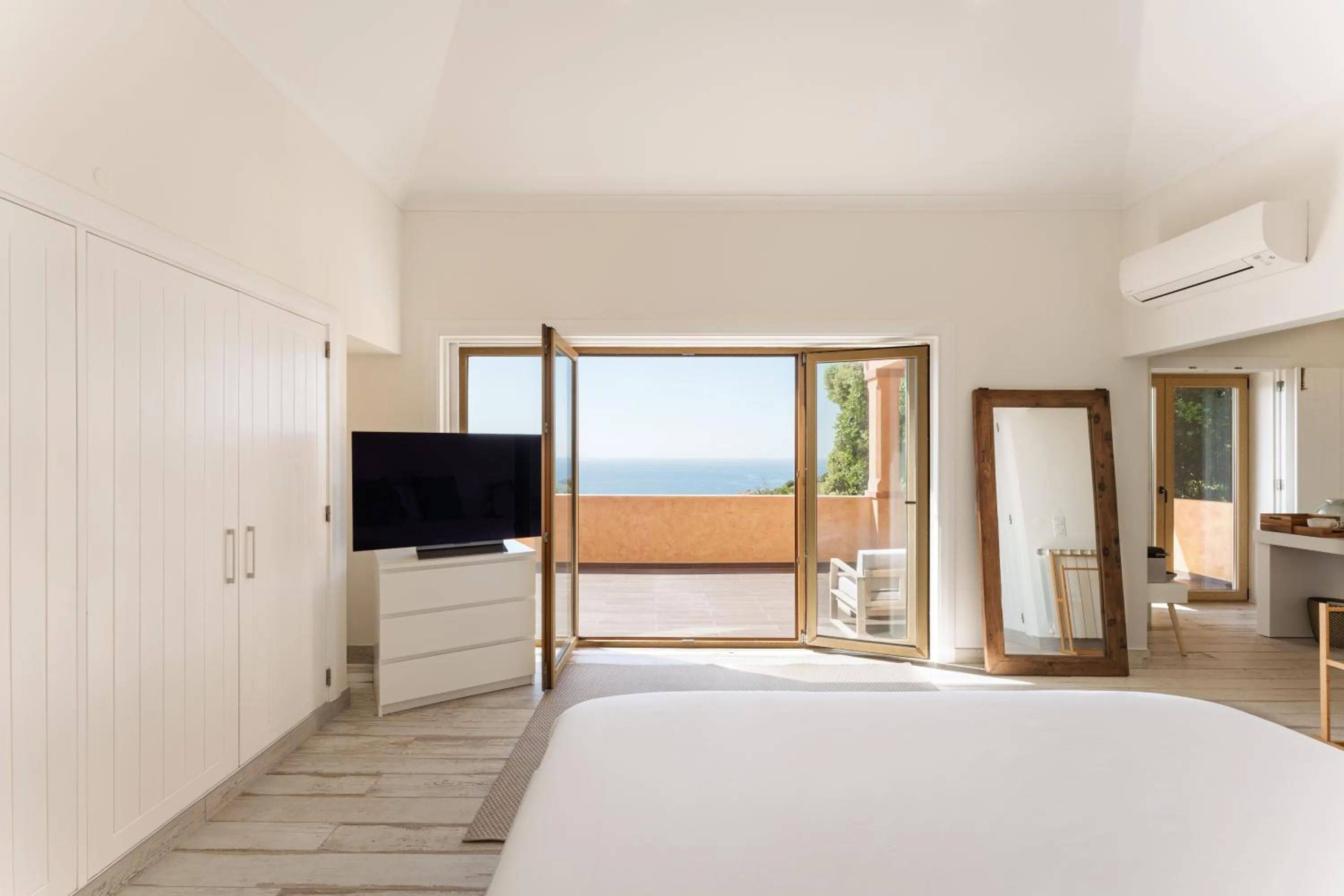 Bedroom, Bed in Casa Pôr do Sal - Boutique Guesthouse with Heated Pool & Sea Views