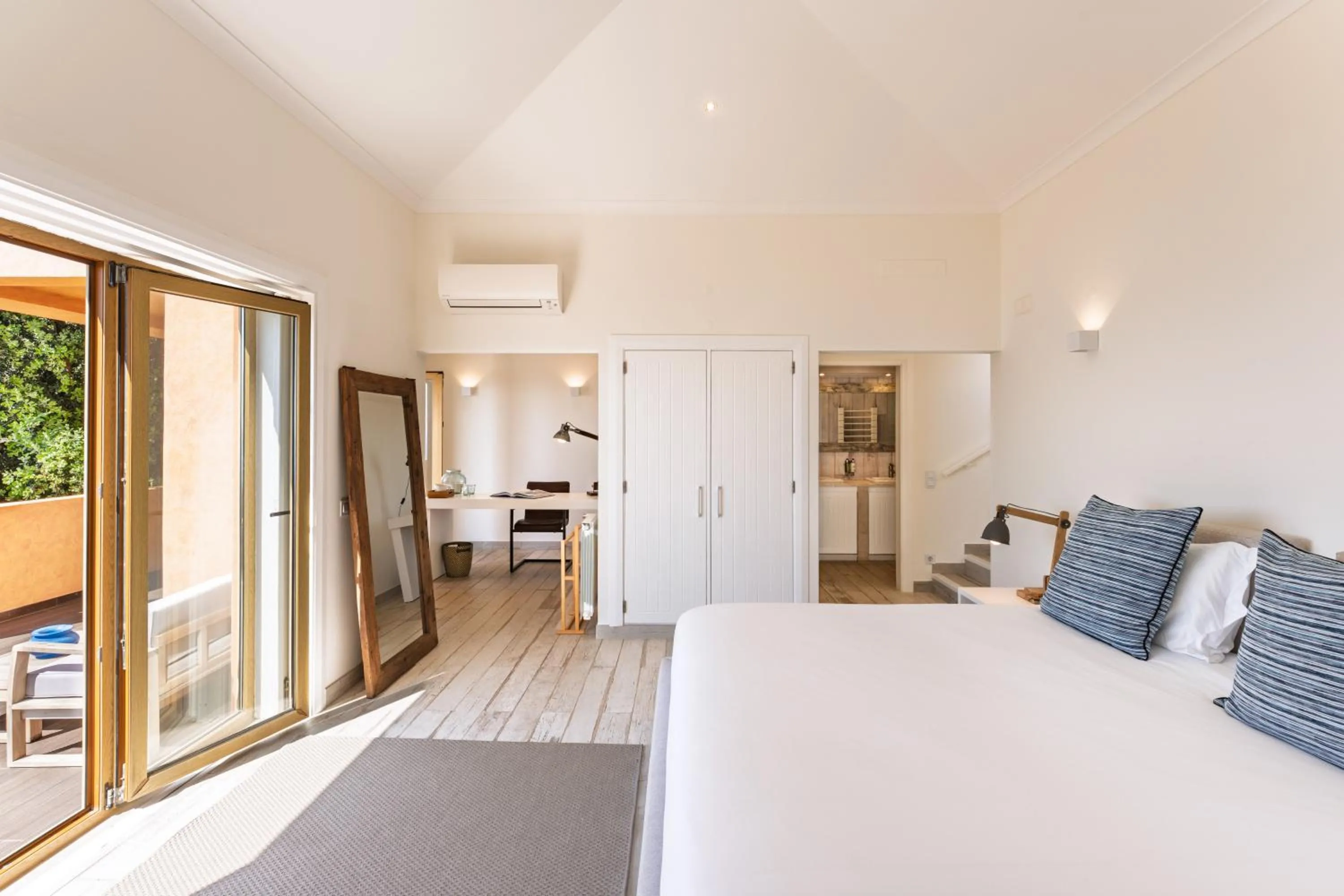 Bedroom, Bed in Casa Pôr do Sal - Boutique Guesthouse with Heated Pool & Sea Views