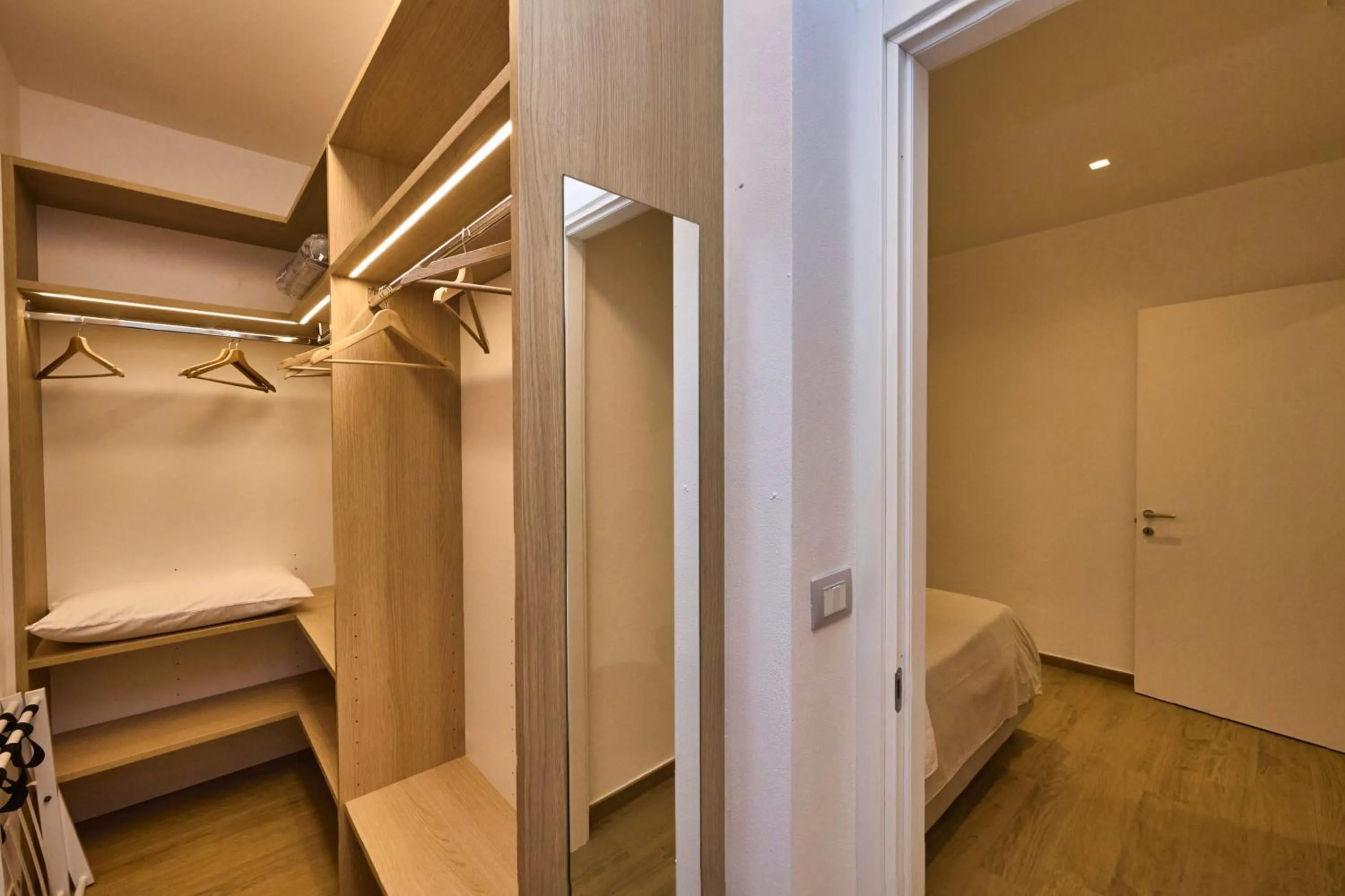 wardrobe in La Terra di Mezzo