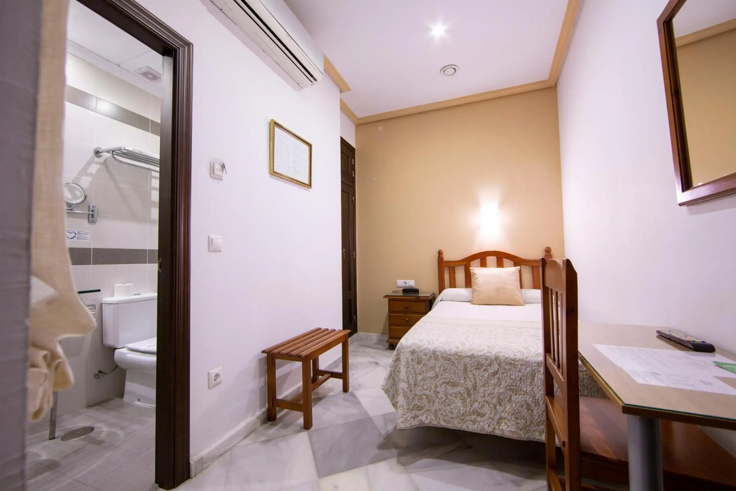 Single Room in Hotel Los Omeyas Single Room in Hotel Los Omeyas