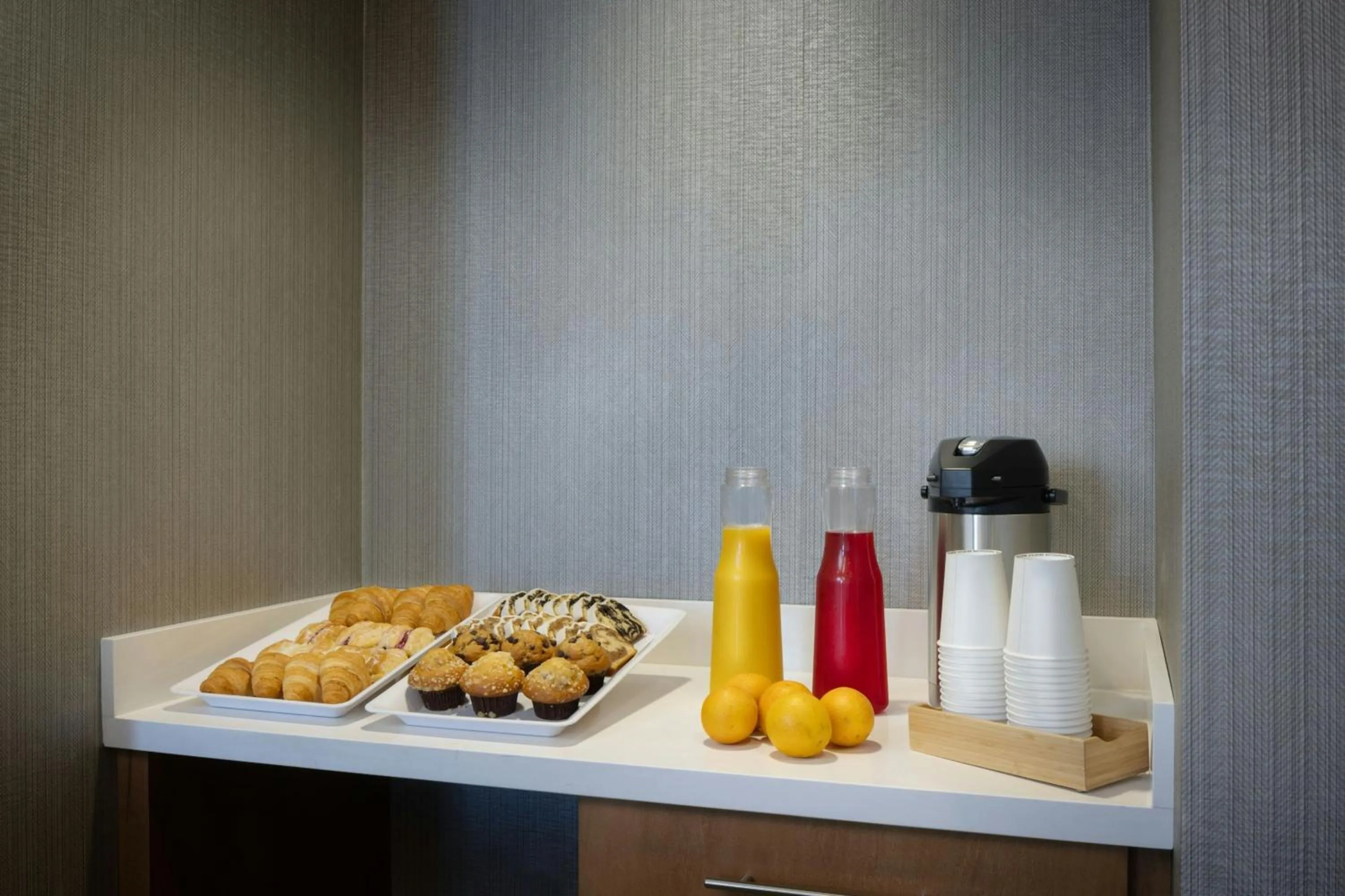 Breakfast in Springhill Suites by Marriott Newburgh Evansville