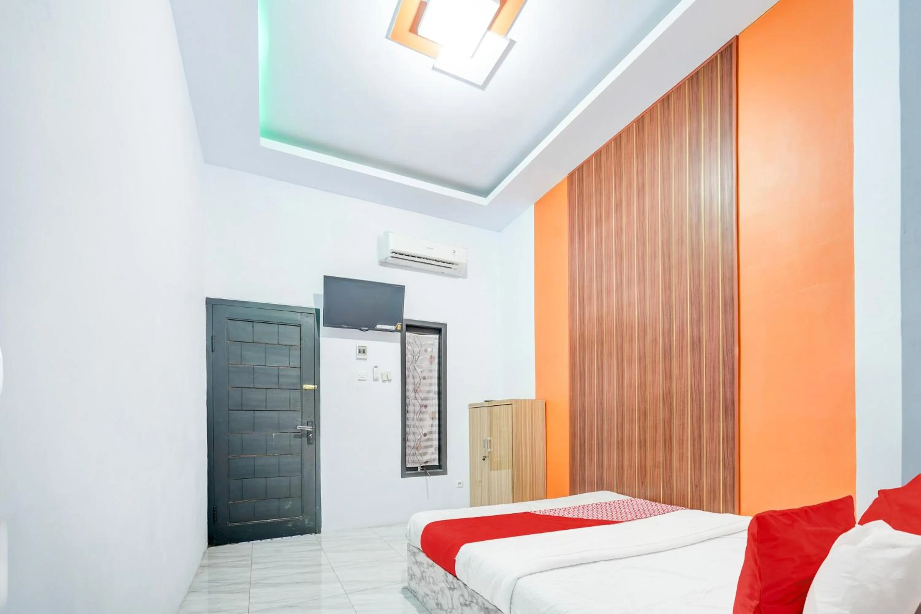 Bedroom, Bed in Hotel O Guest House Cinta Damai