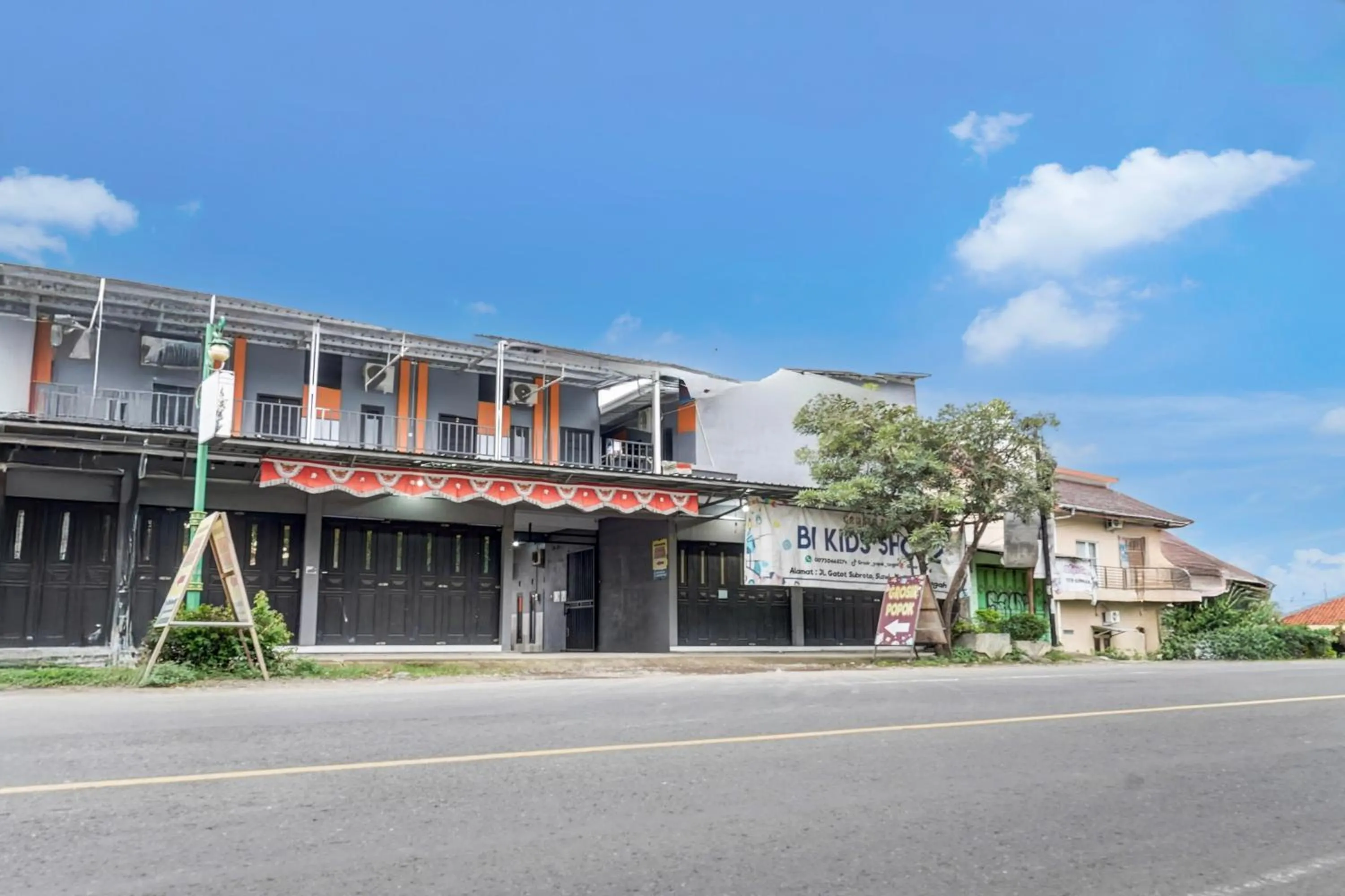 Facade/entrance in Hotel O Guest House Cinta Damai