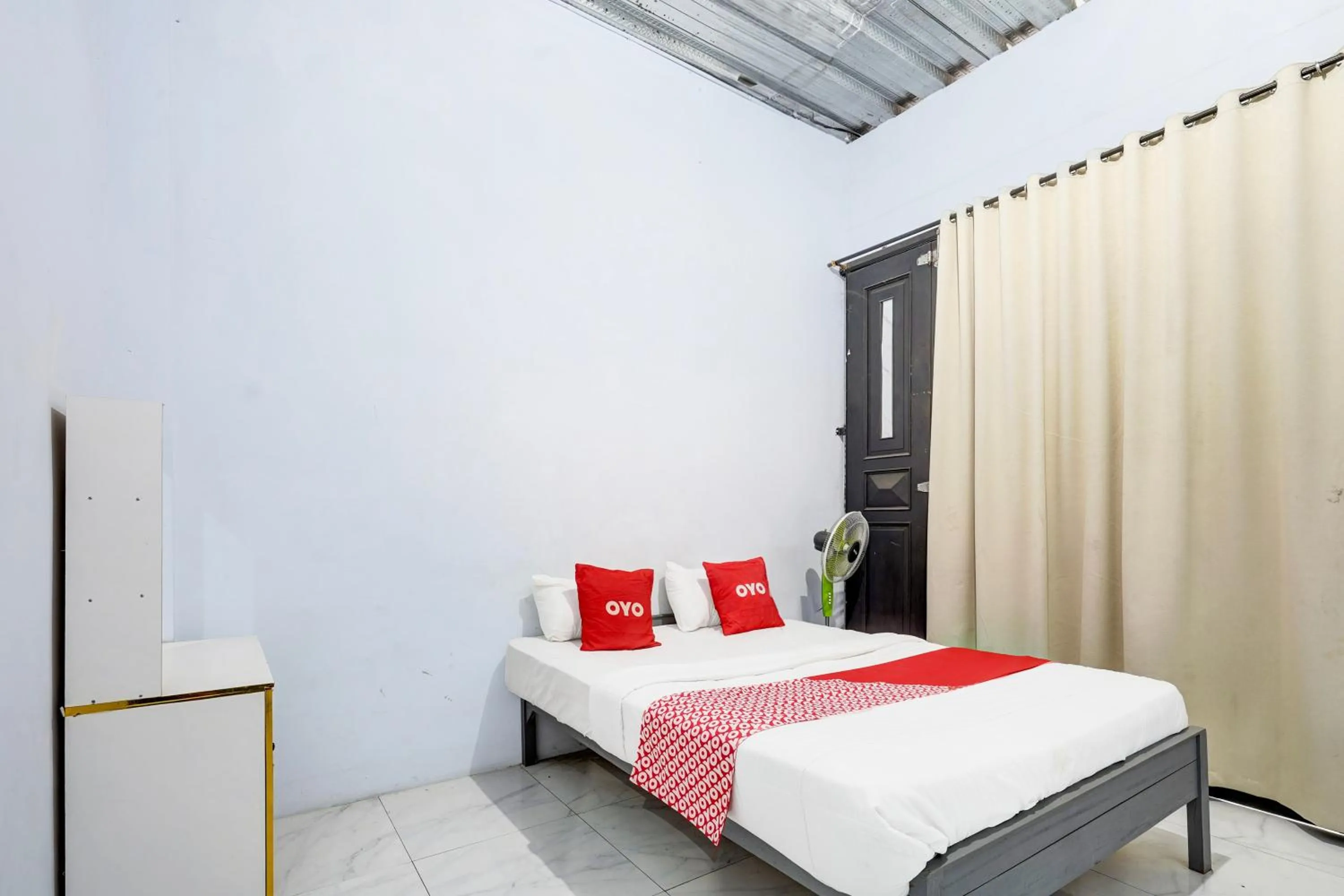 Bedroom, Bed in Hotel O Guest House Cinta Damai