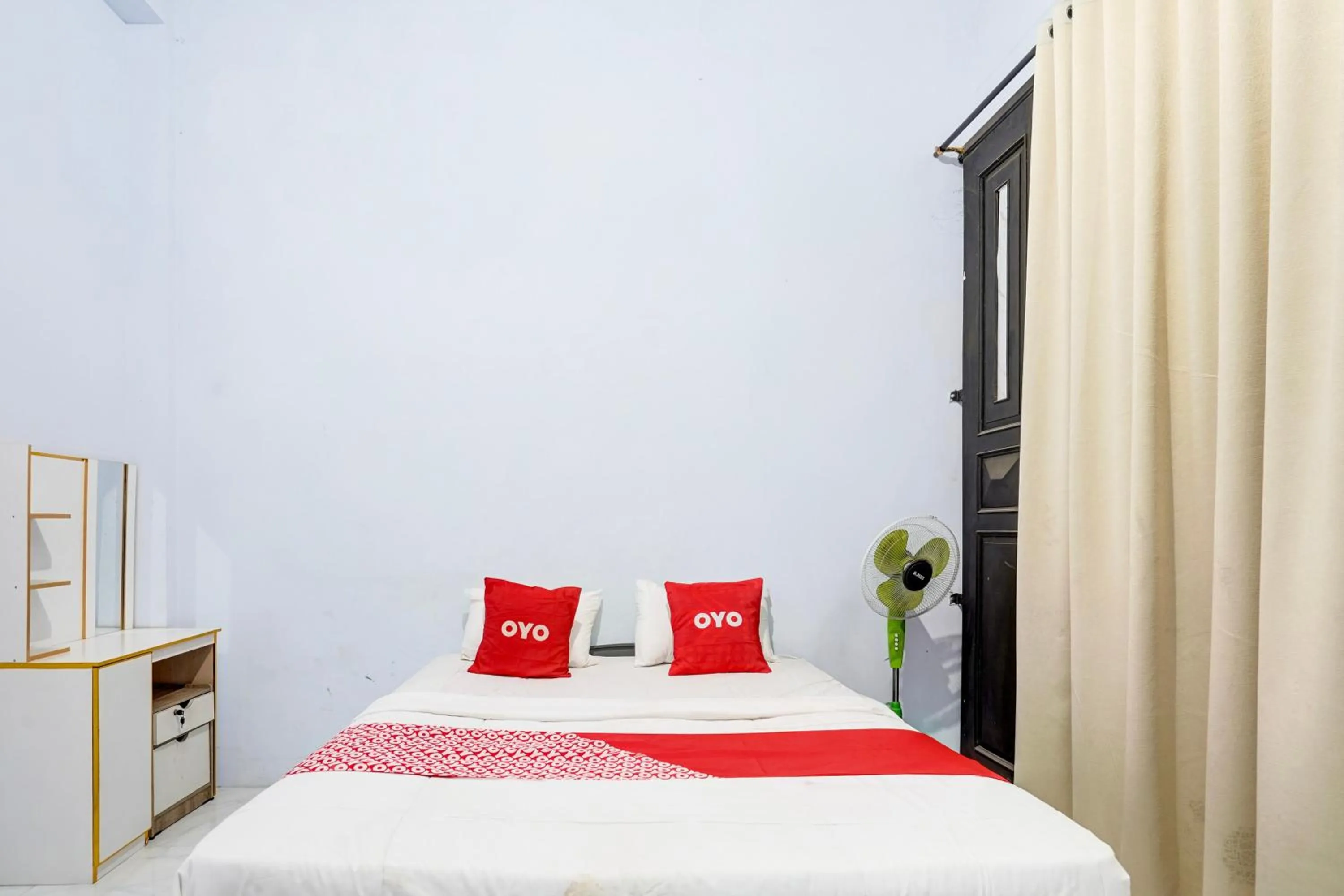 Bedroom, Bed in Hotel O Guest House Cinta Damai