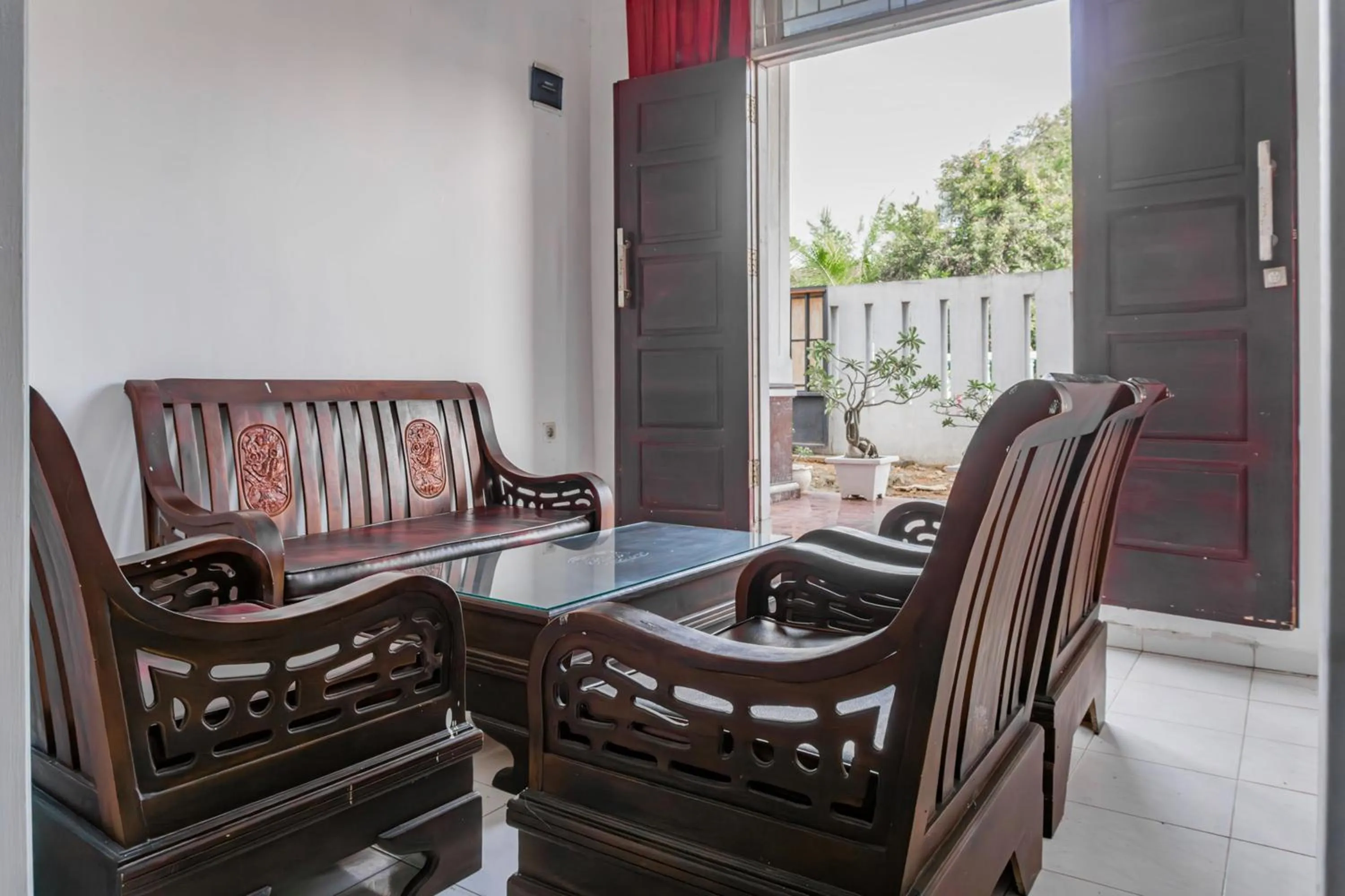 Lobby or reception in Hotel O Guest House Pahlawan Syariah