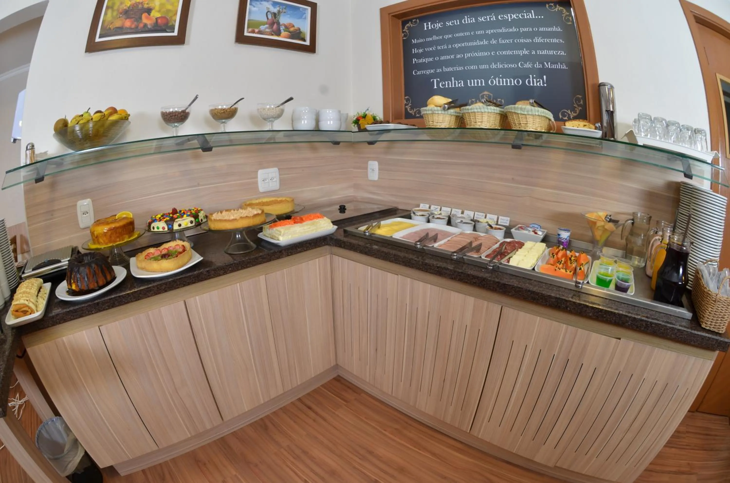 Buffet breakfast in Pousada Stillo Gramado