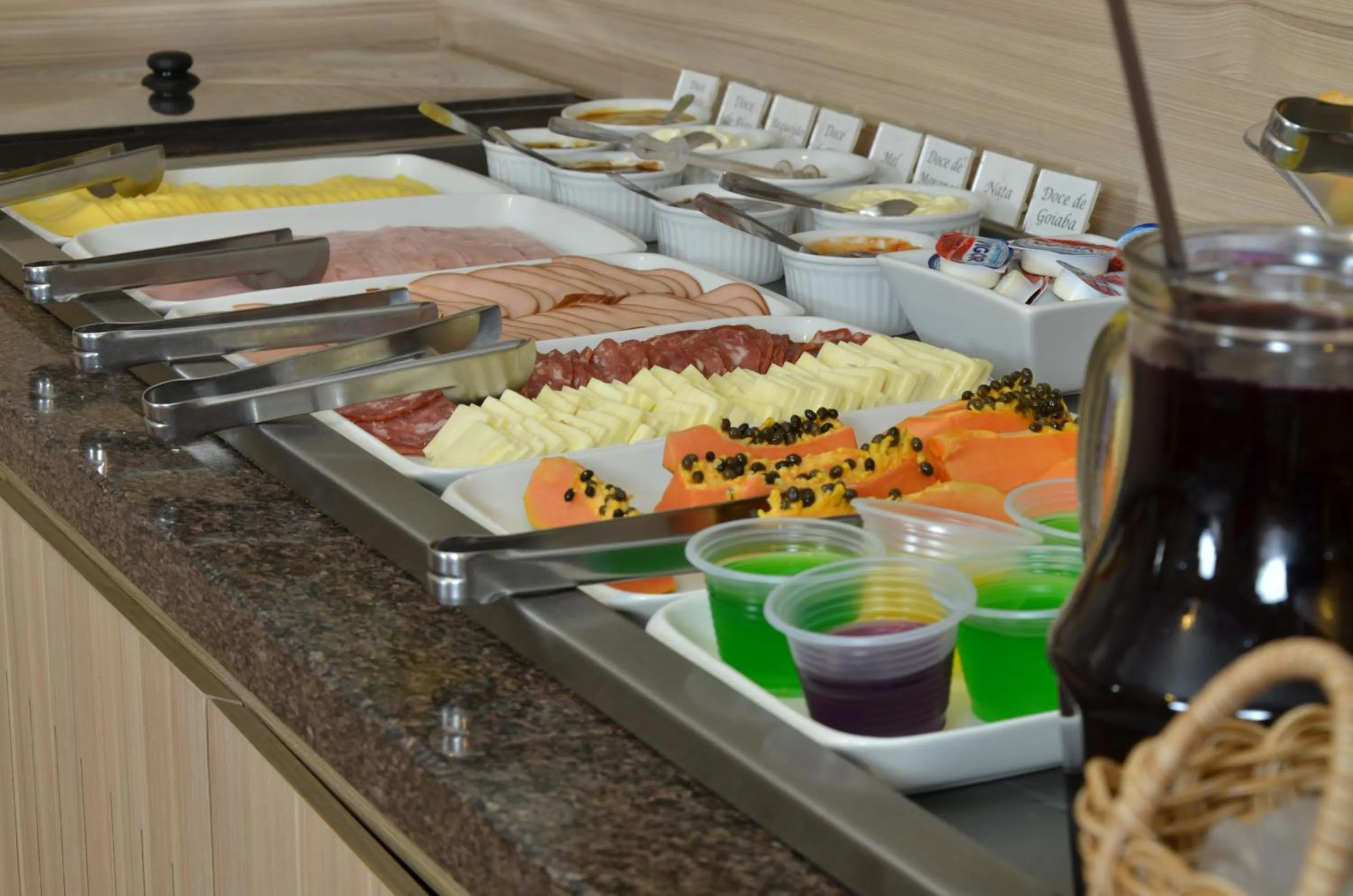 Buffet breakfast in Pousada Stillo Gramado