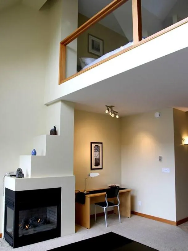 Seating area in Moon Water Lodge