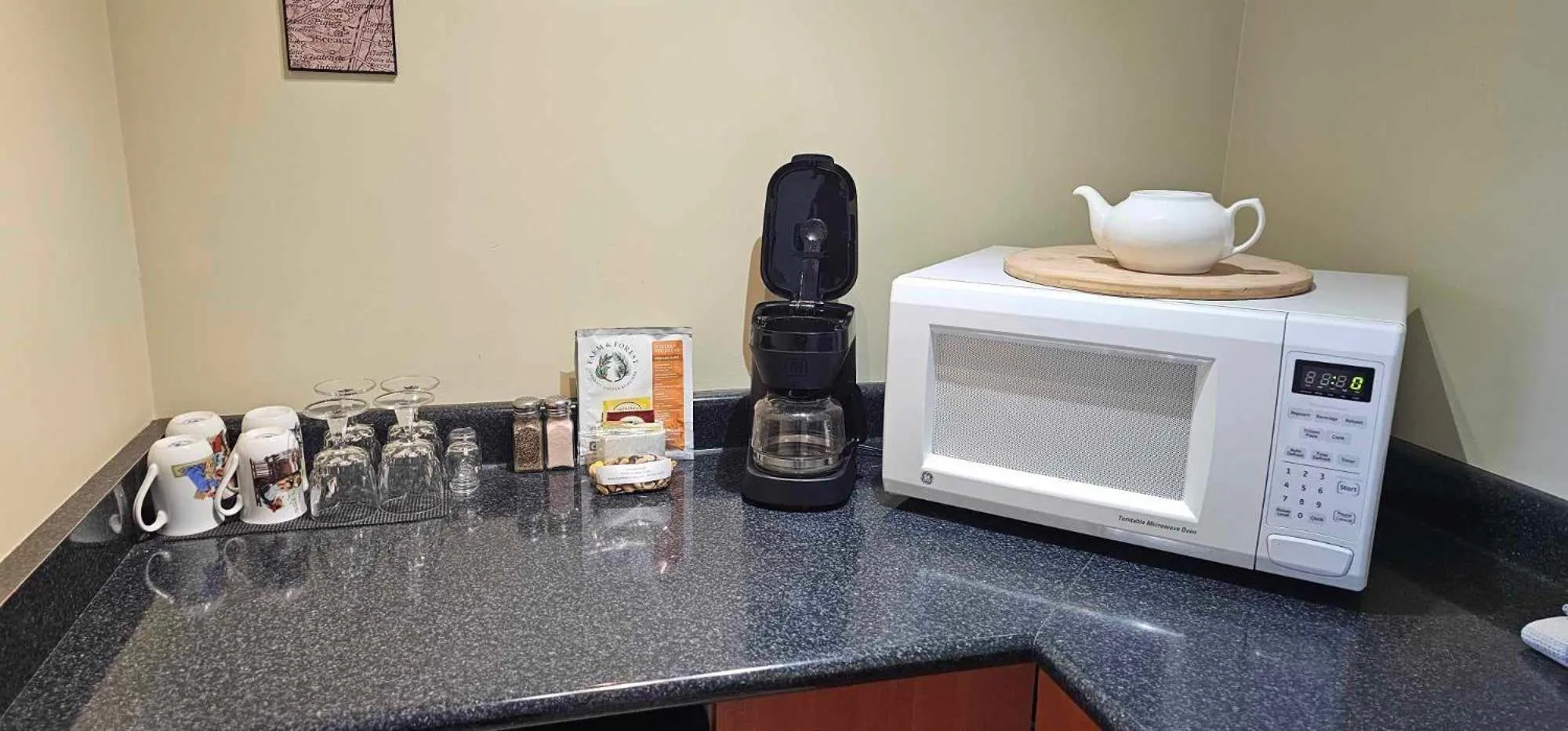 Coffee/tea facilities in Moon Water Lodge