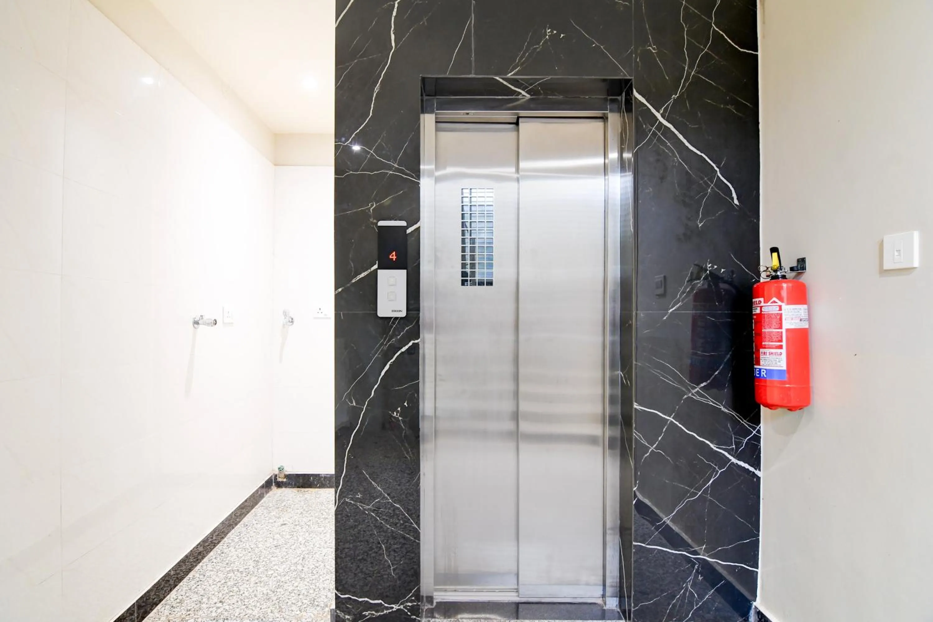 Lobby or reception in Super Townhouse Kaikhali Near Airport