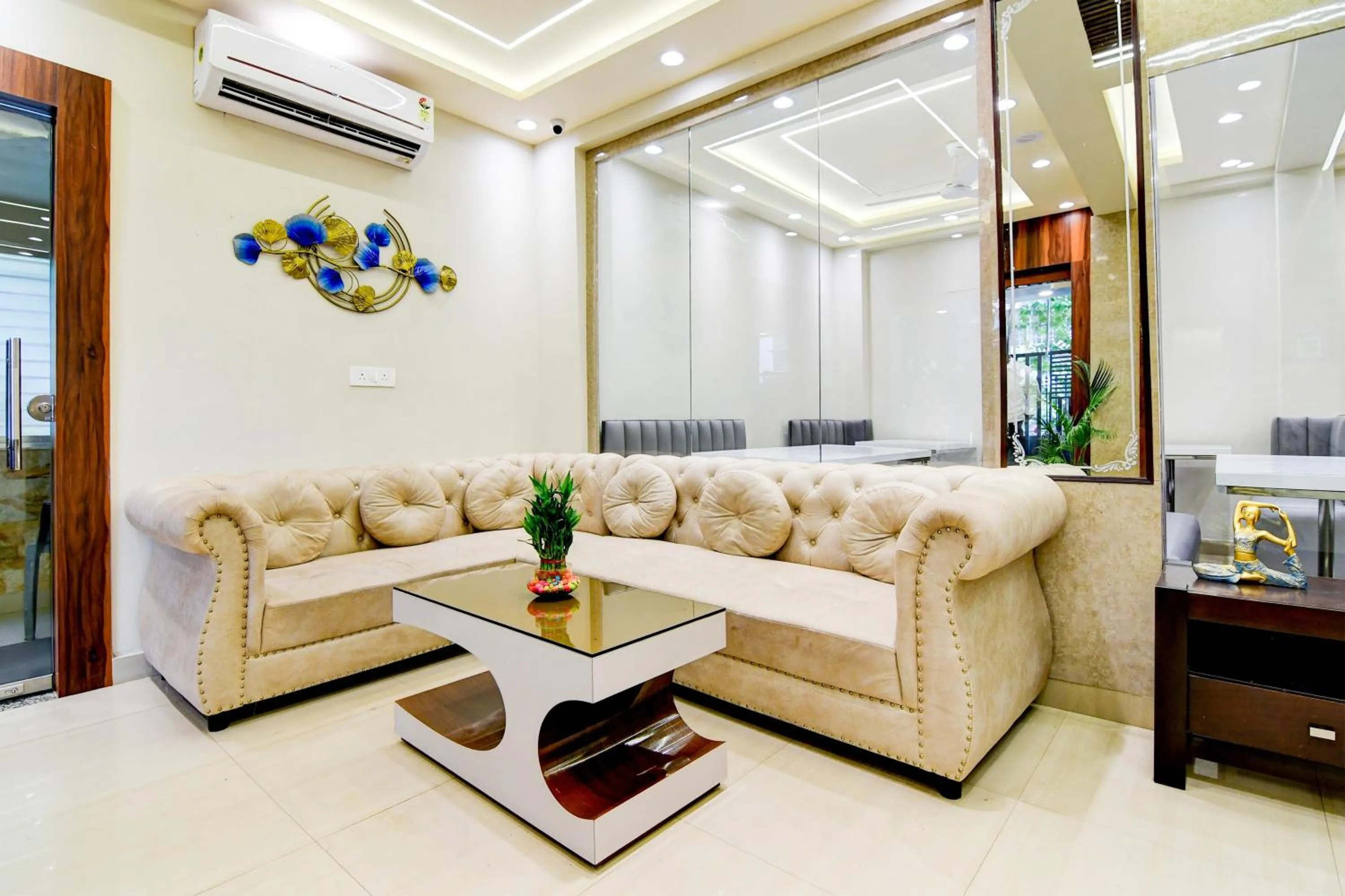 Lobby or reception in Super Townhouse Kaikhali Near Airport