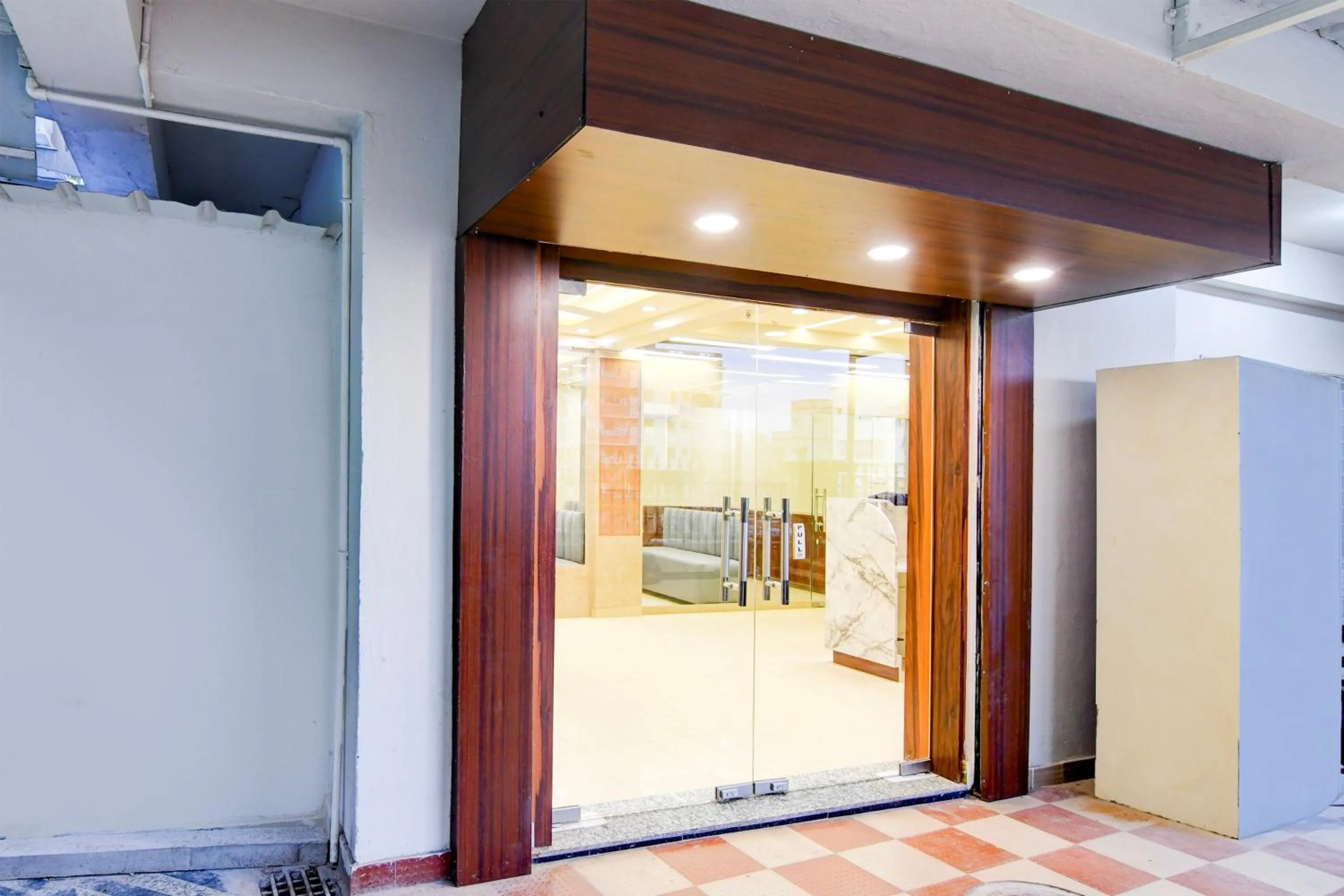 Facade/entrance in Super Townhouse Kaikhali Near Airport