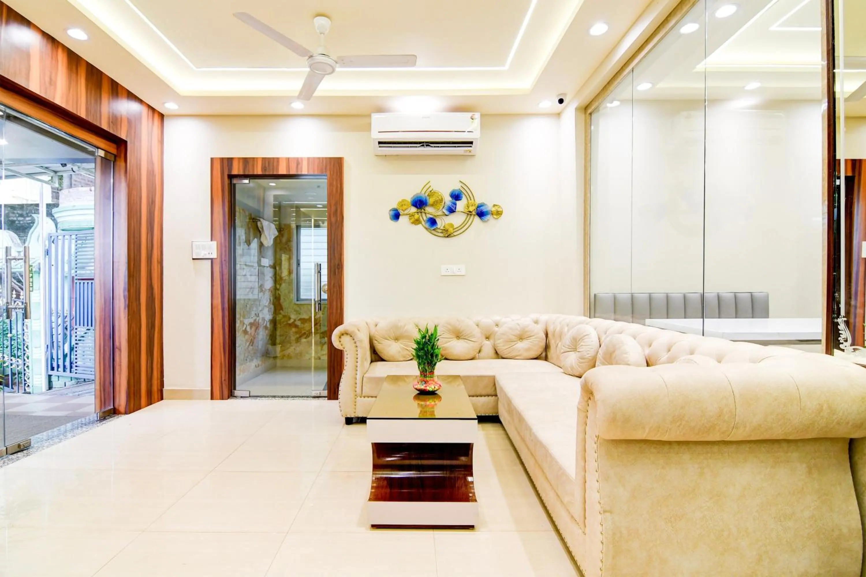 Lobby or reception in Super Townhouse Kaikhali Near Airport