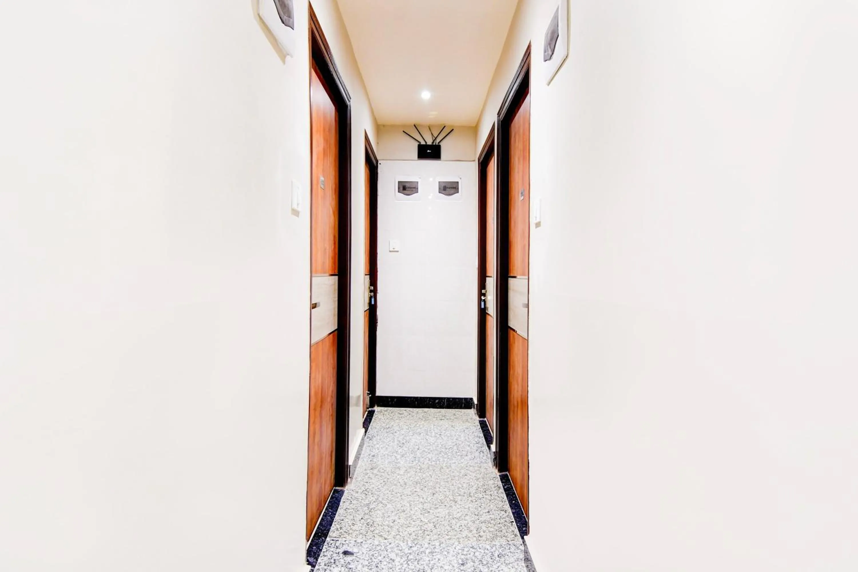 Lobby or reception in Super Townhouse Kaikhali Near Airport