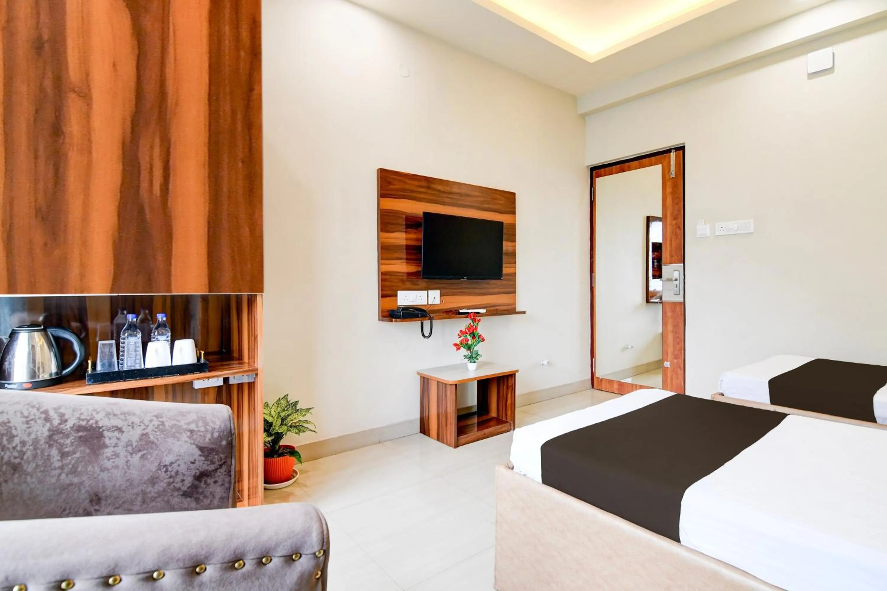 Bedroom, Bed in Super Townhouse Kaikhali Near Airport