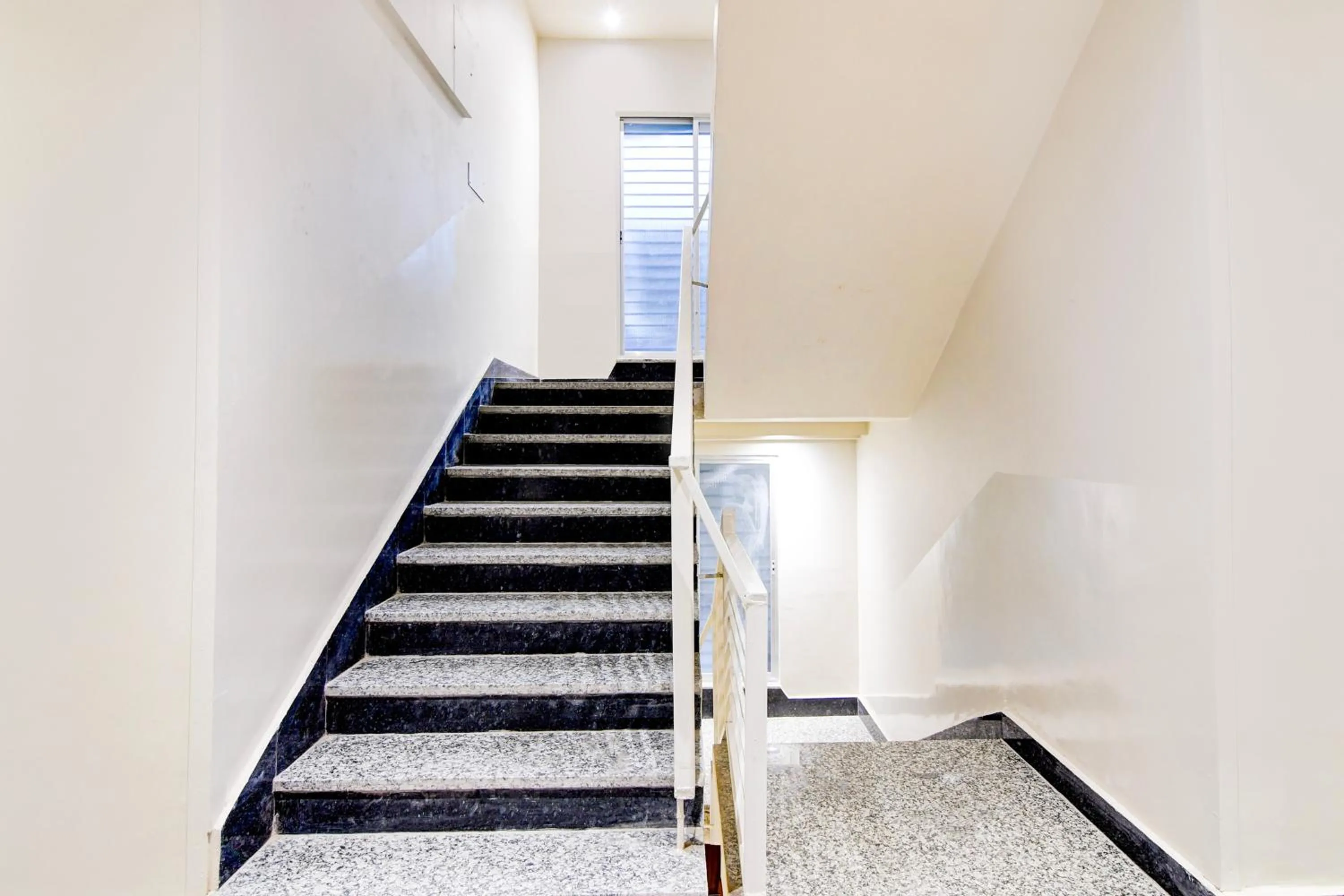 Lobby or reception in Super Townhouse Kaikhali Near Airport