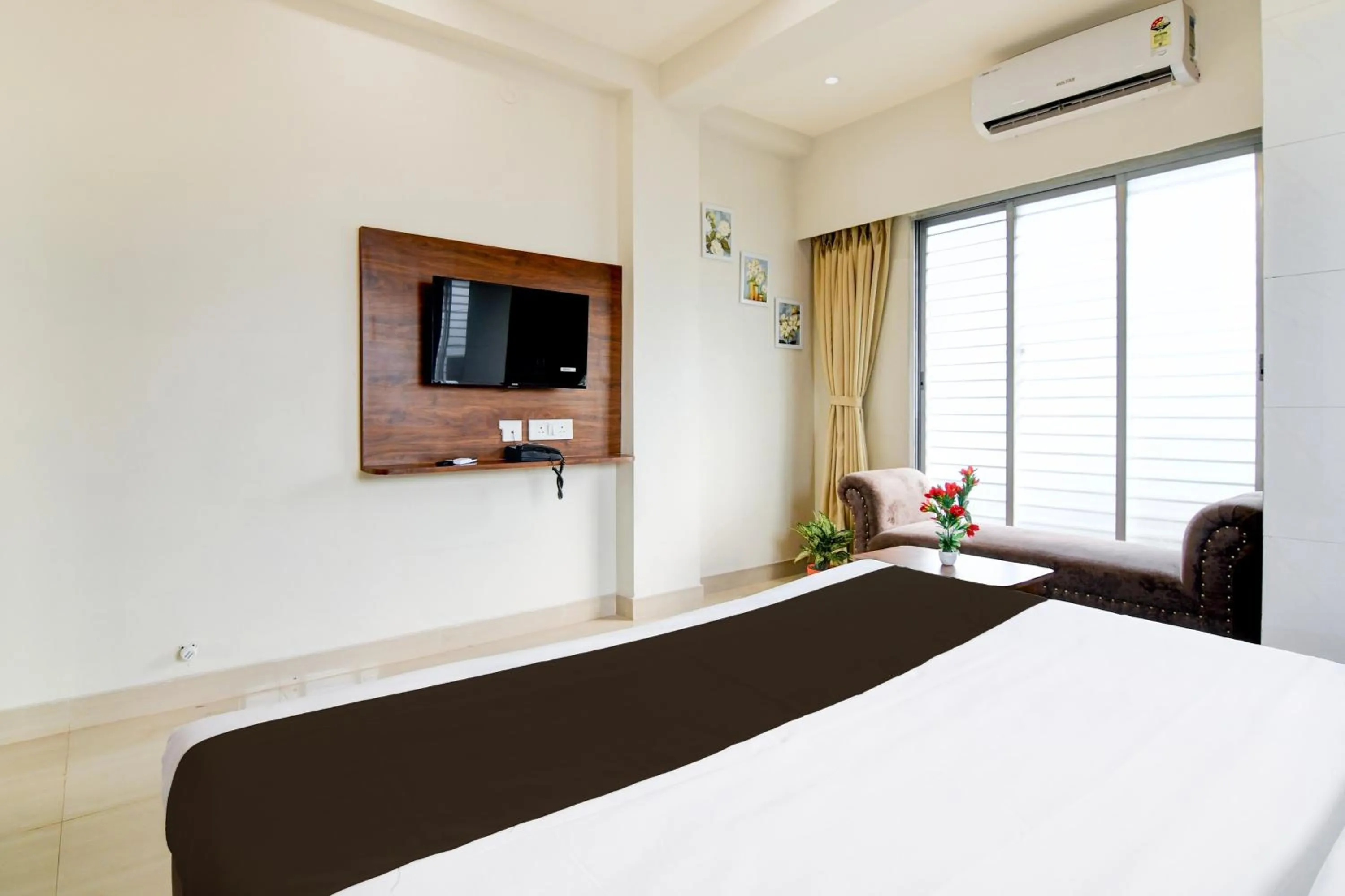 Bedroom, Bed in Super Townhouse Kaikhali Near Airport