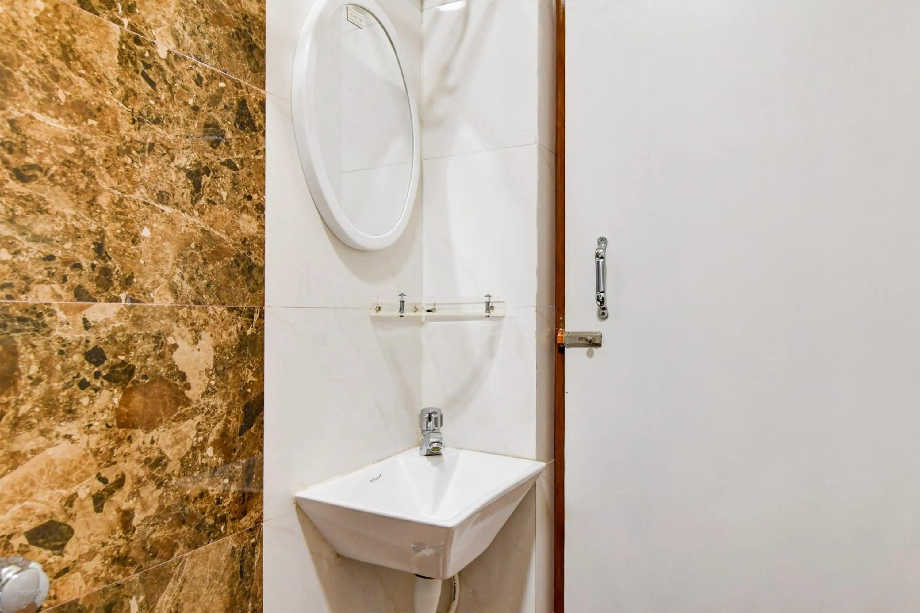 Bathroom in Super Townhouse Kaikhali Near Airport