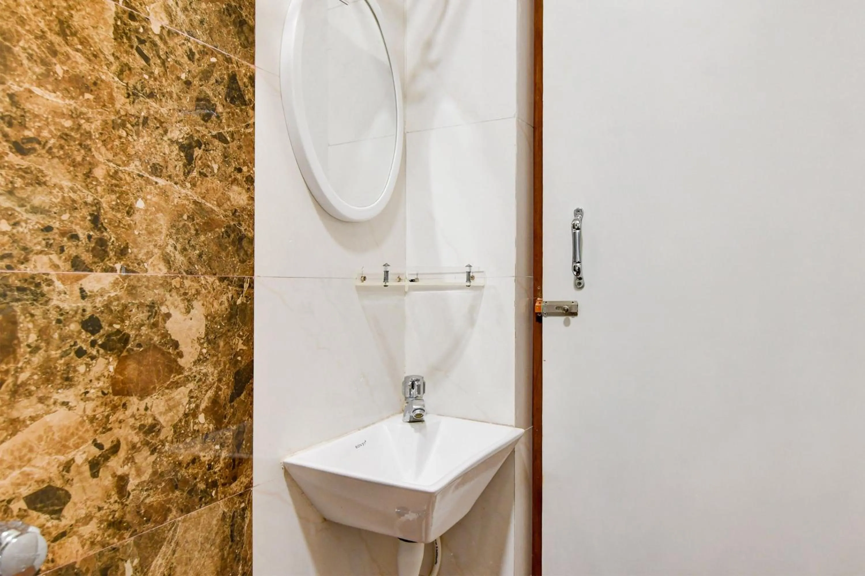 Bathroom in Super Townhouse Kaikhali Near Airport