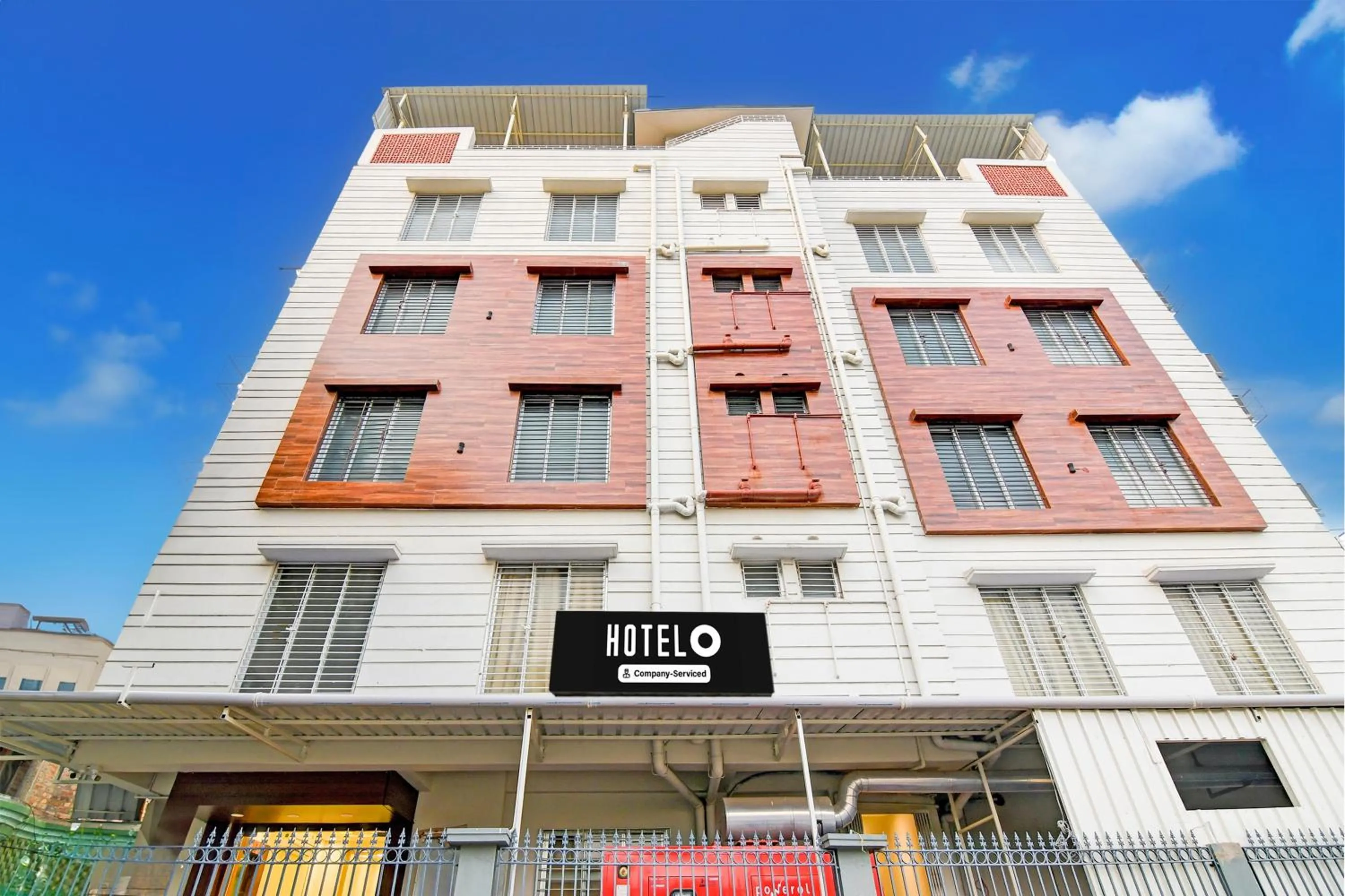 Facade/entrance in Super Townhouse Kaikhali Near Airport