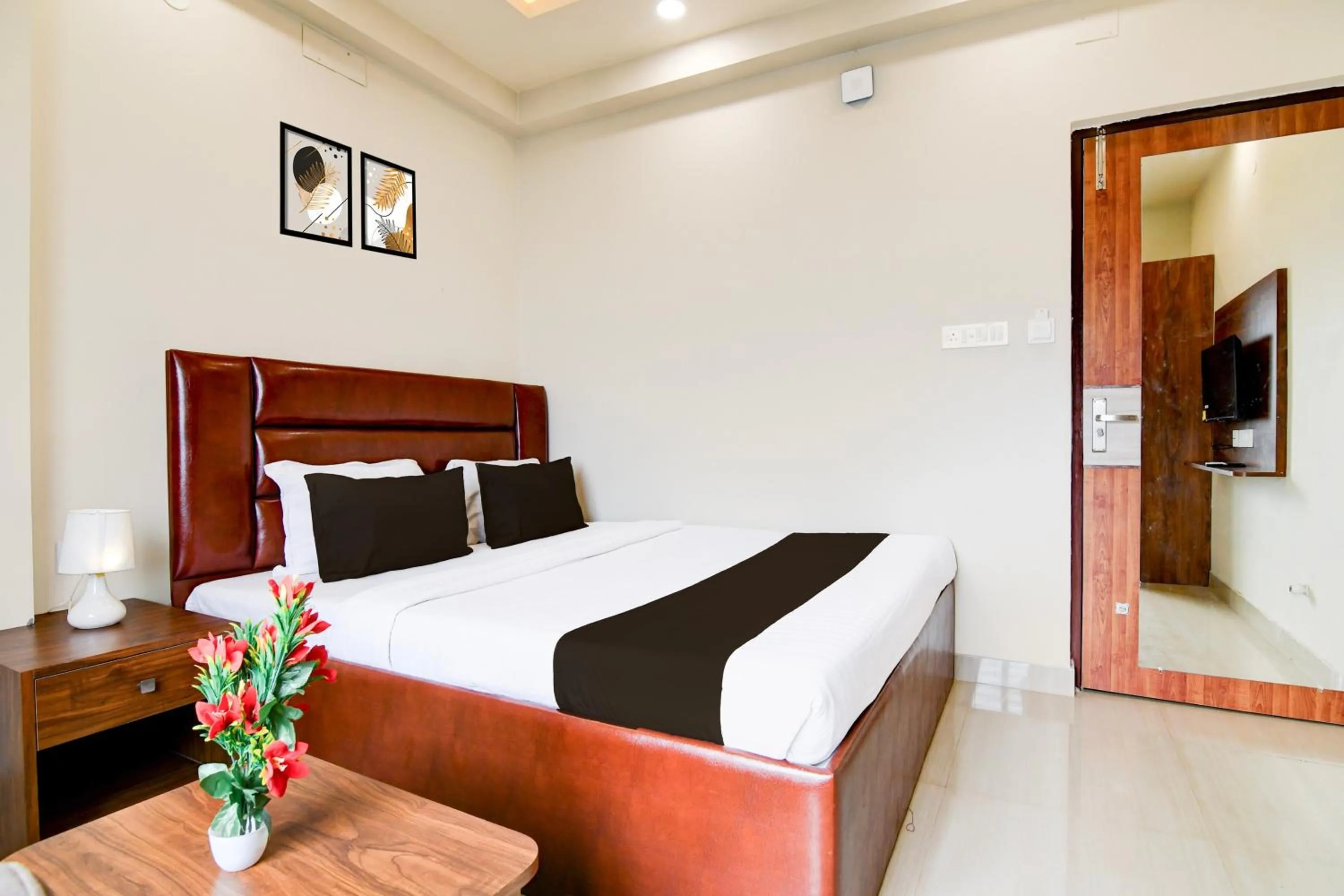 Lobby or reception, Bed in Super Townhouse Kaikhali Near Airport