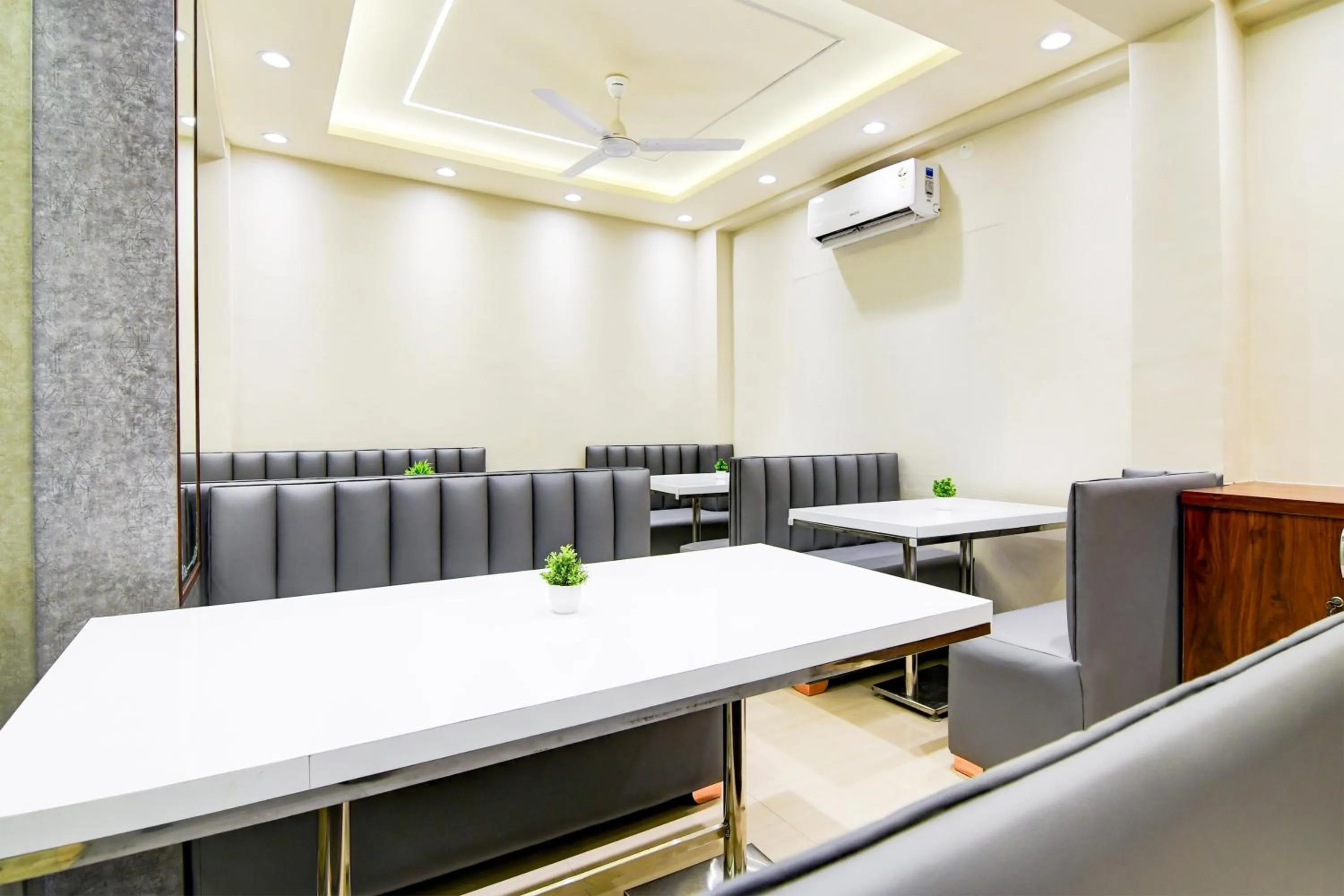 Restaurant/places to eat in Super Townhouse Kaikhali Near Airport