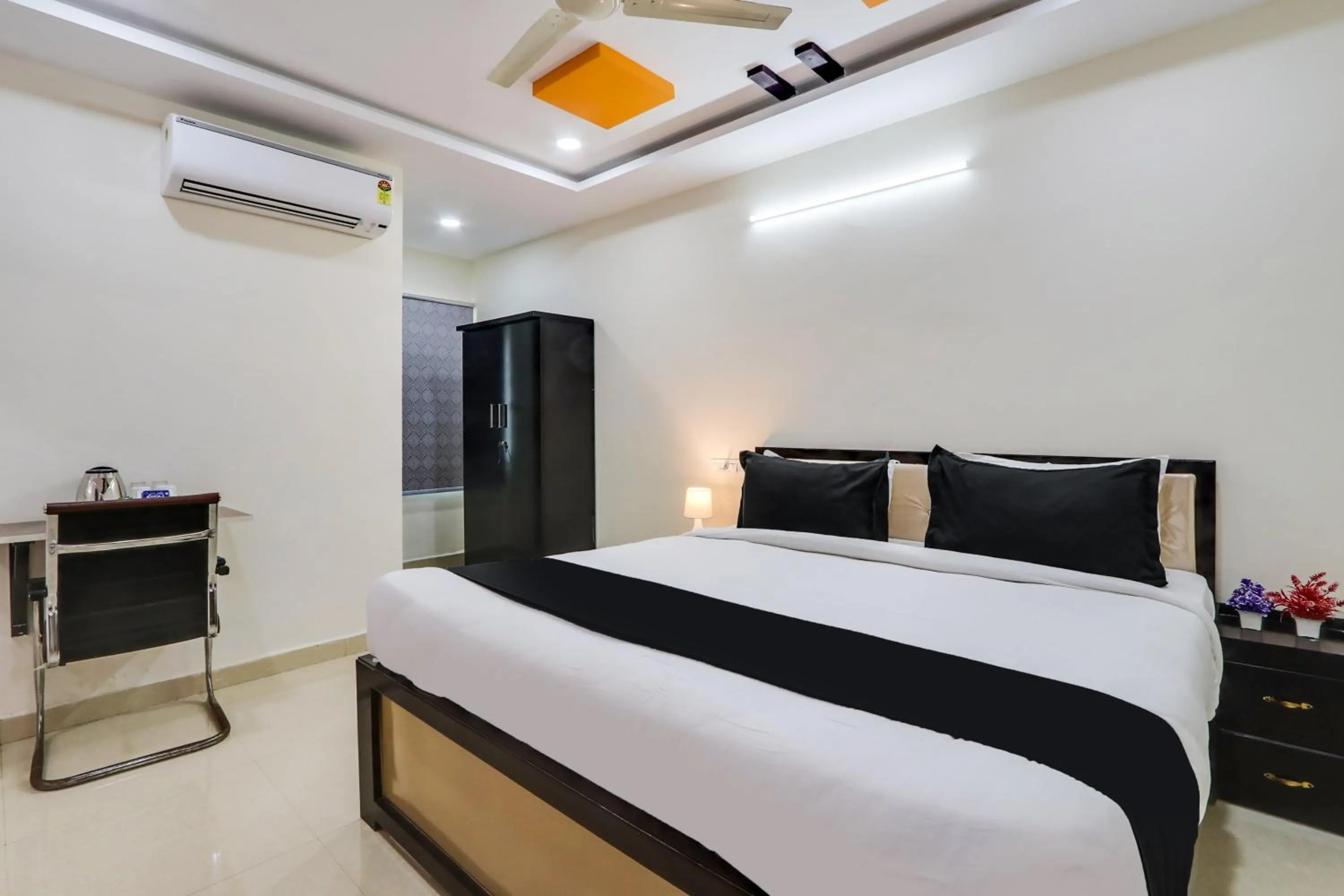 Bedroom, Bed in Super Collection O Bhagyalakshmi Suites