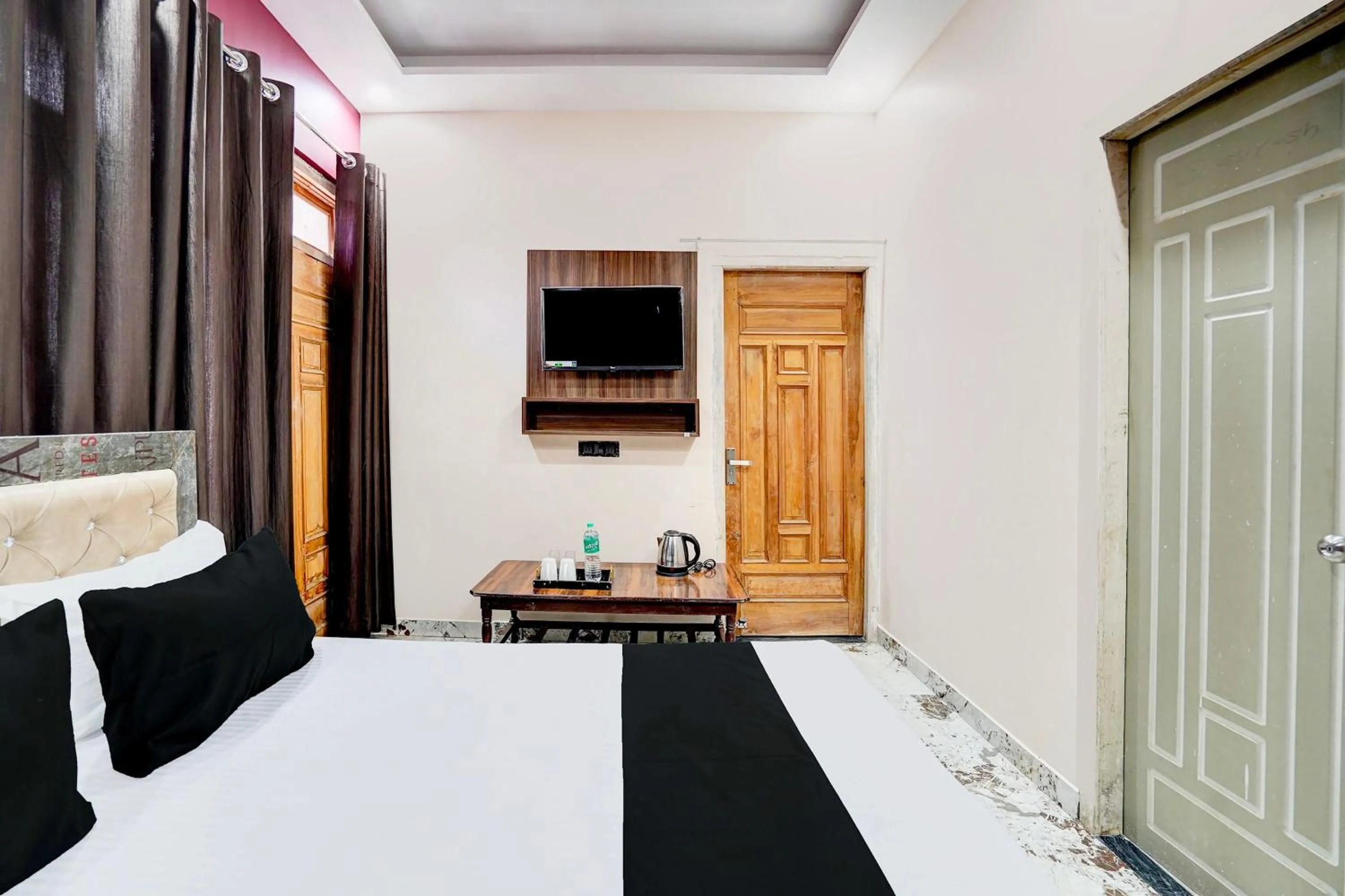 Bedroom, Bed in Hotel O Pramod Garden