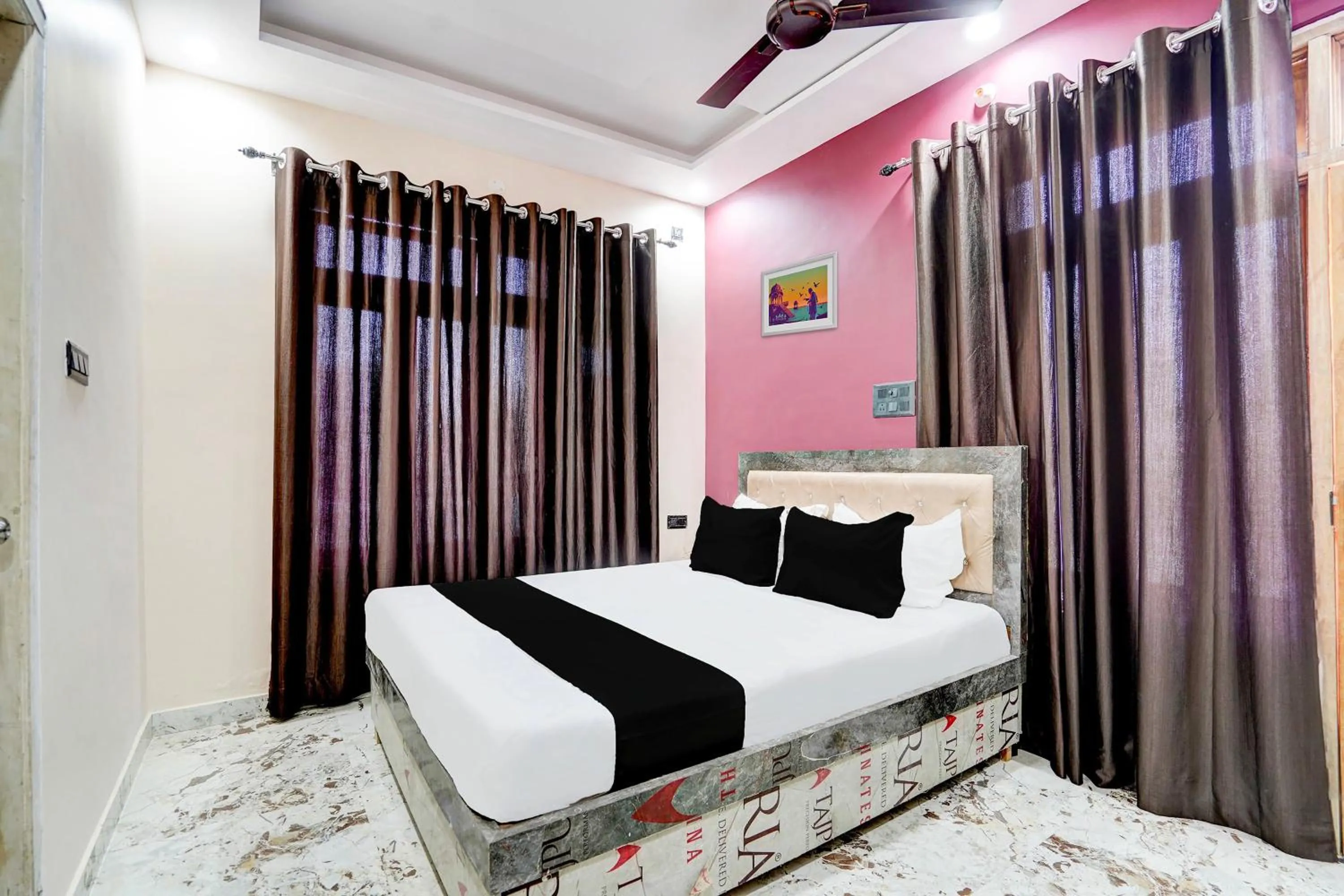 Bedroom, Bed in Hotel O Pramod Garden