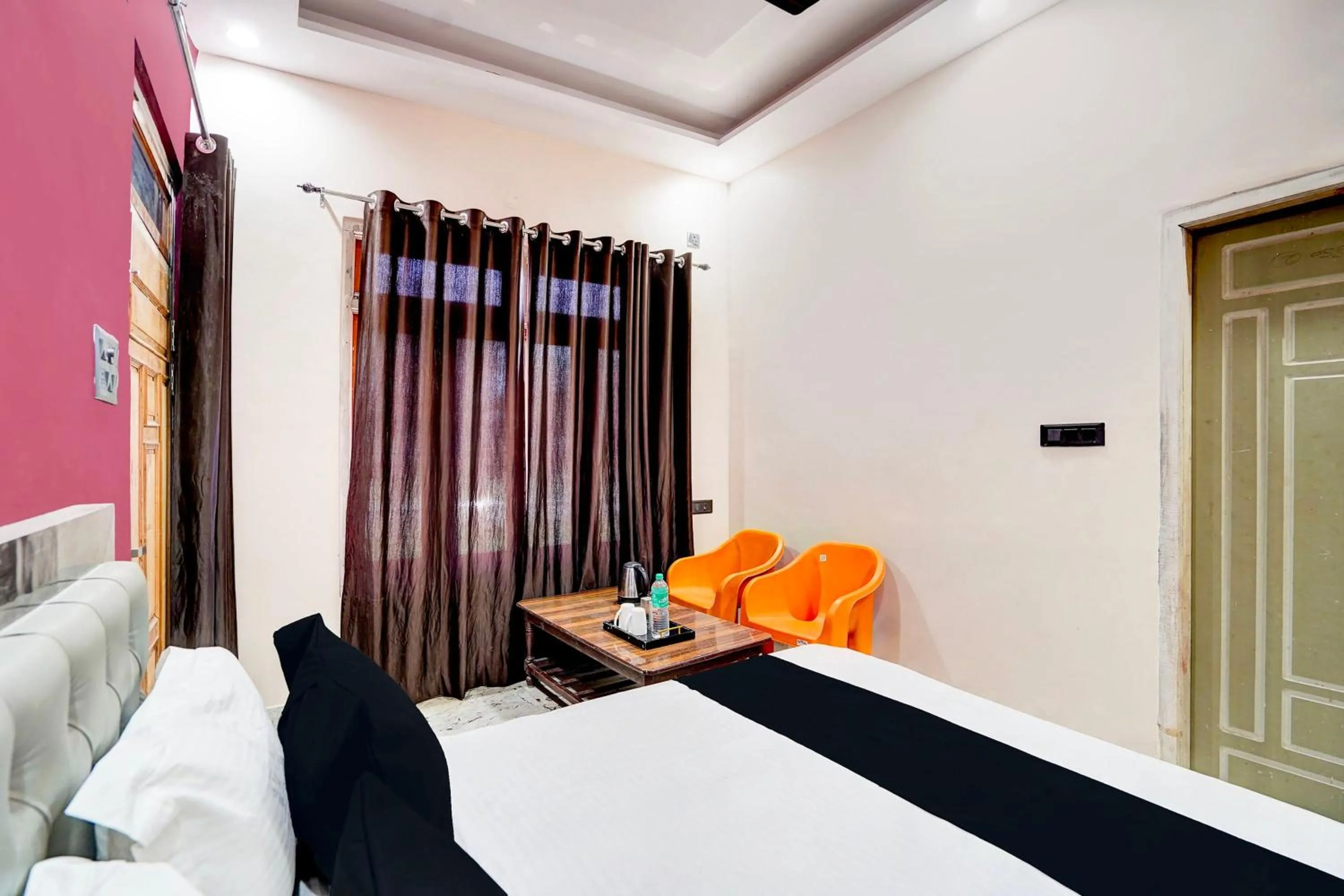 Bedroom, Bed in Hotel O Pramod Garden