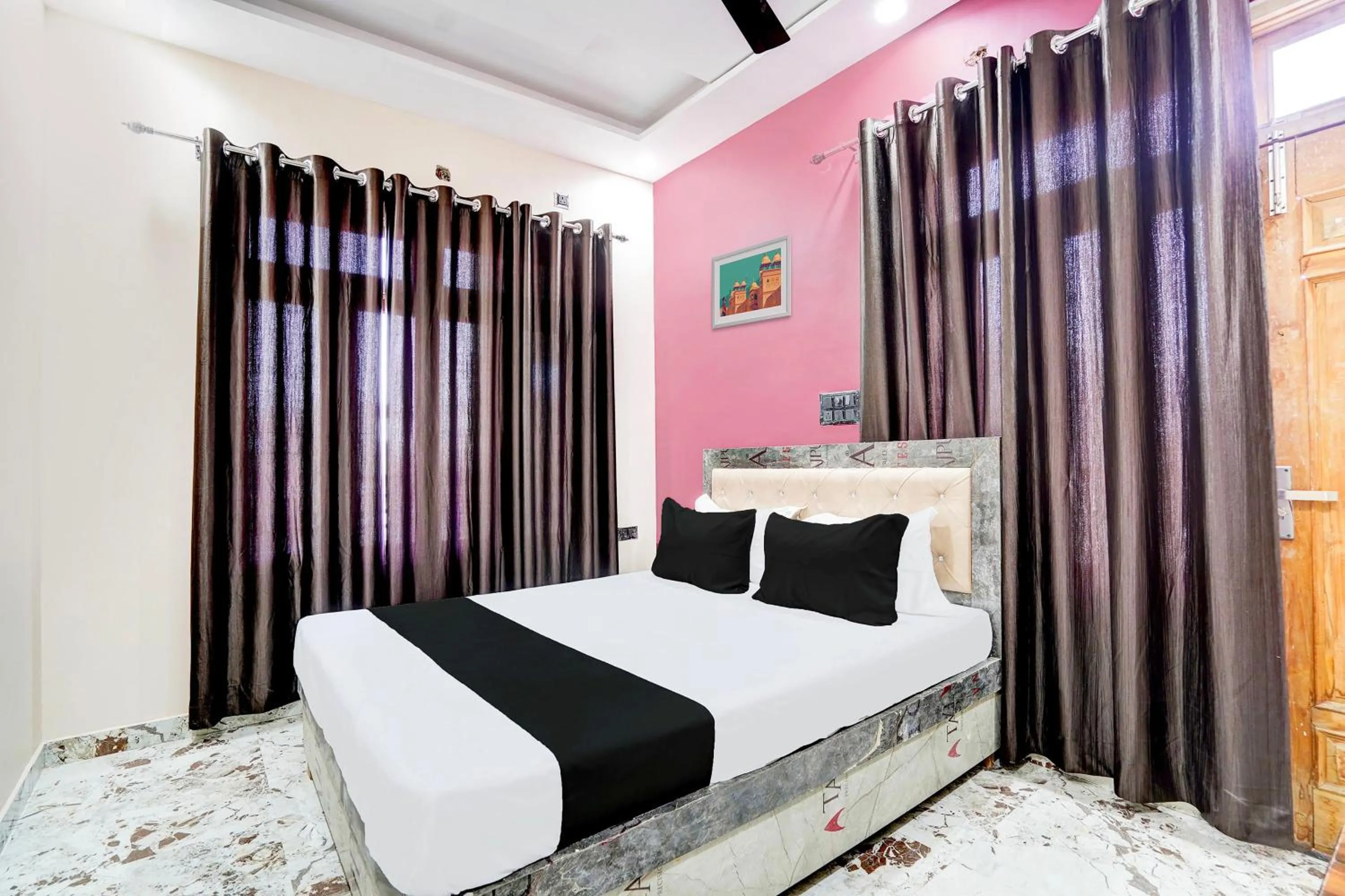 Bedroom, Bed in Hotel O Pramod Garden