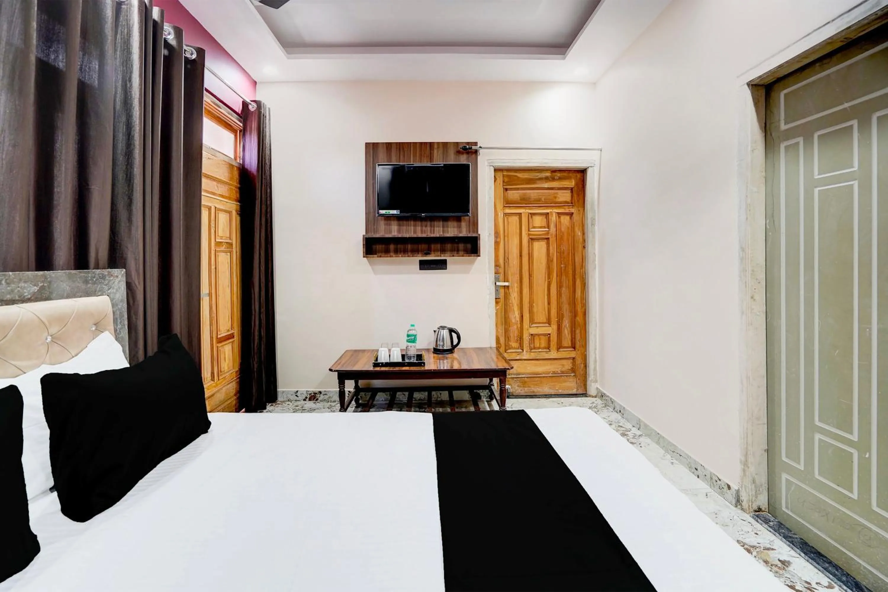 Bedroom, Bed in Hotel O Pramod Garden
